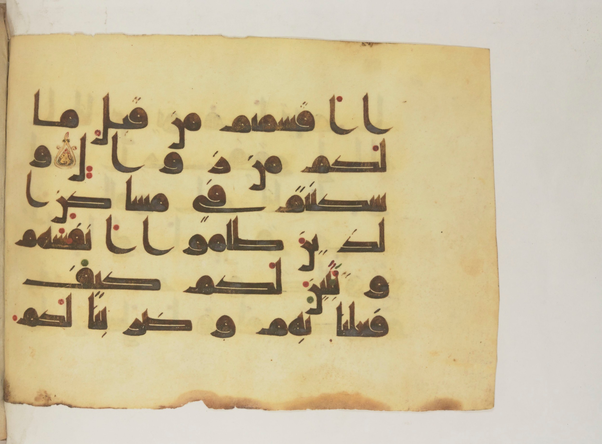 Paris, Bibliothèque nationale de France, Arabe 352 (g) (Scan 3), in Kufic D.I script, showing Surah 14:44 from Mid 8th to Late 10th Century AD found in Fustat (Old Cairo), Egypt, currently housed at Bibliothèque nationale de France, Paris