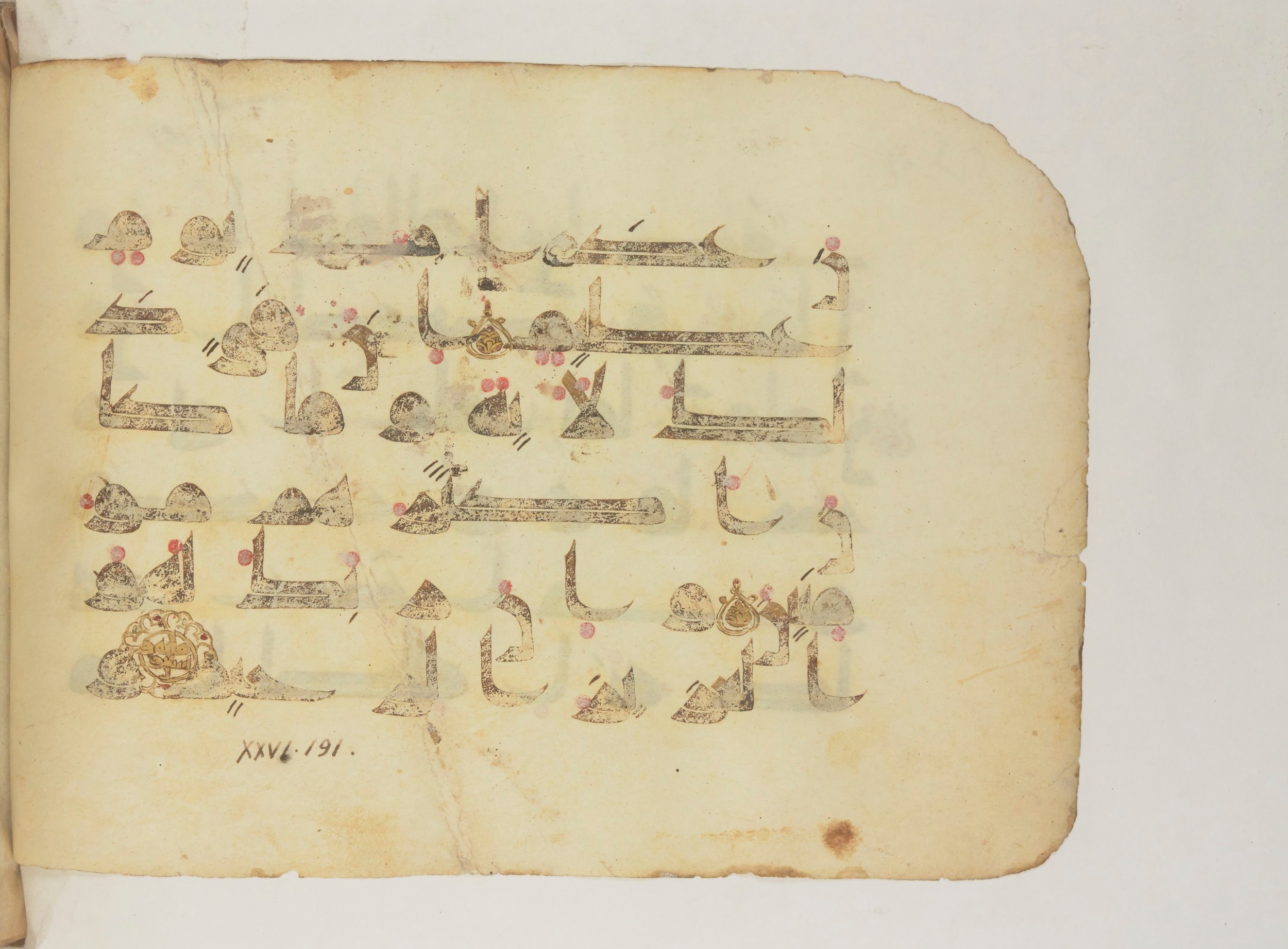 Paris, Bibliothèque nationale de France, Arabe 352 (g), in Kufic D.I script, showing Surah 26:191 from Mid 8th to Late 10th Century AD found in Fustat (Old Cairo), Egypt, currently housed at Bibliothèque nationale de France, Paris