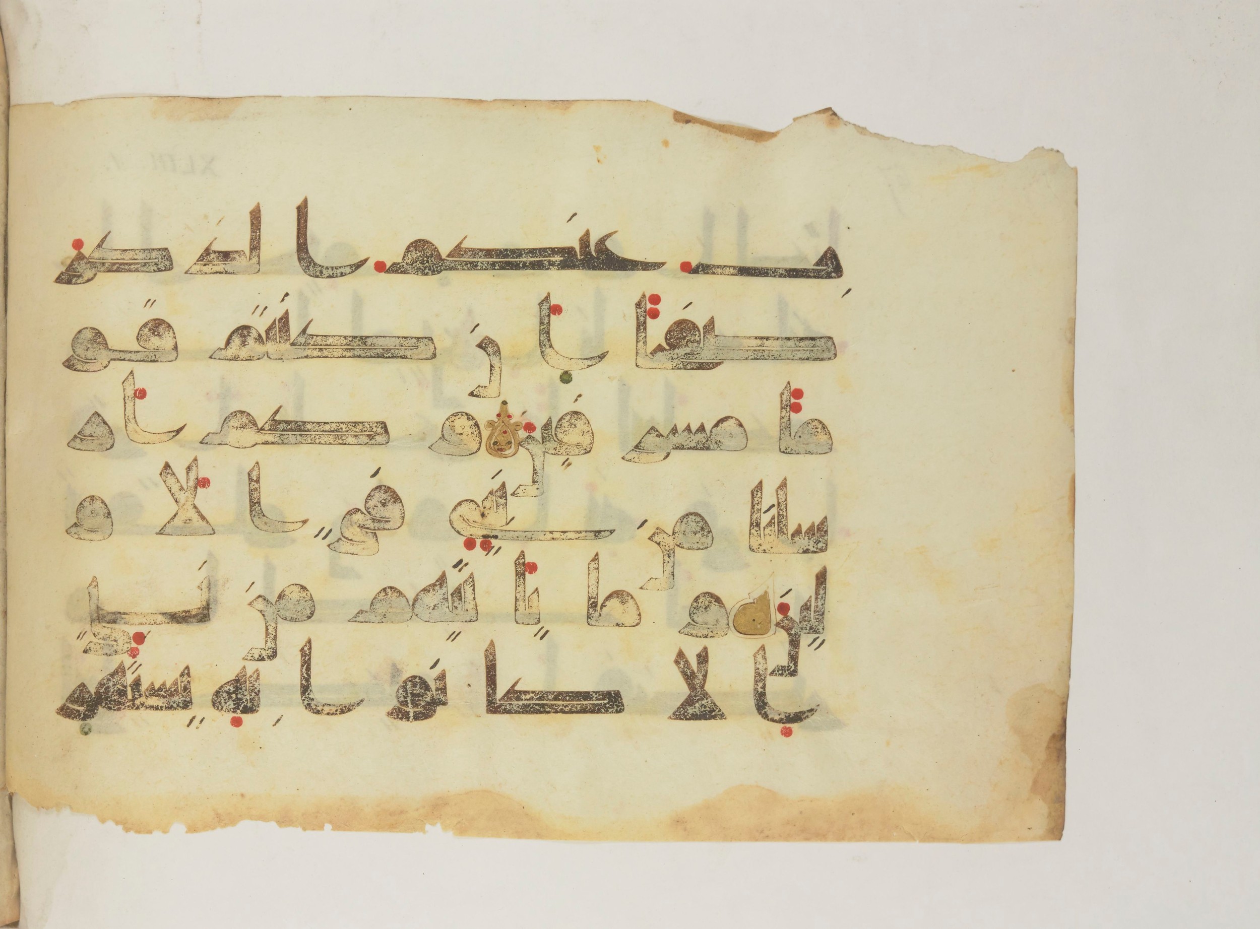 Paris, Bibliothèque nationale de France, Arabe 352 (g) (Scan 1), in Kufic D.I script, showing Surah 43:7 from Mid 8th to Late 10th Century AD found in Fustat (Old Cairo), Egypt, currently housed at Bibliothèque nationale de France, Paris