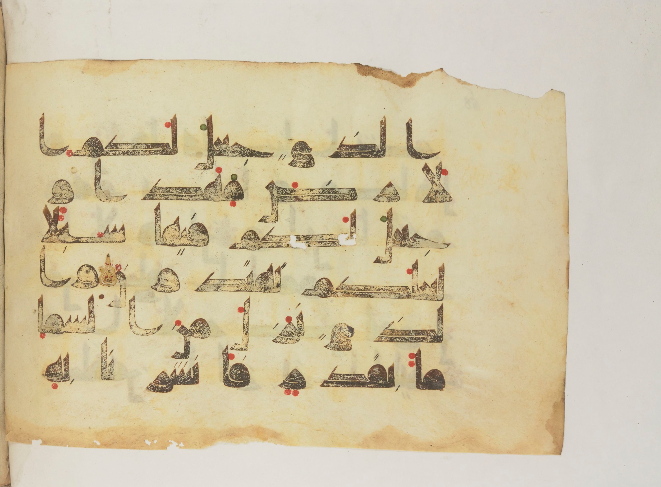 Paris, Bibliothèque nationale de France, Arabe 352 (g), in Kufic D.I script, showing Surah 43:10 from Mid 8th to Late 10th Century AD found in Fustat (Old Cairo), Egypt, currently housed at Bibliothèque nationale de France, Paris