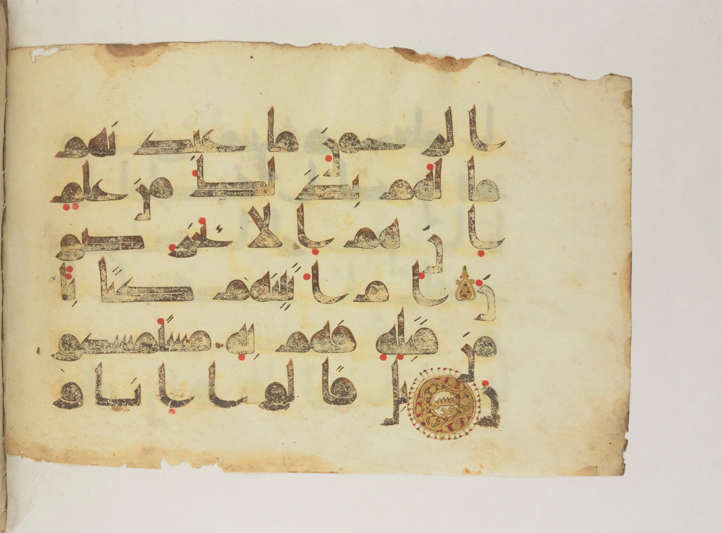 Paris, Bibliothèque nationale de France, Arabe 352 (g), in Kufic D.I script, showing Surah 43:21 from Mid 8th to Late 10th Century AD found in Fustat (Old Cairo), Egypt, currently housed at Bibliothèque nationale de France, Paris