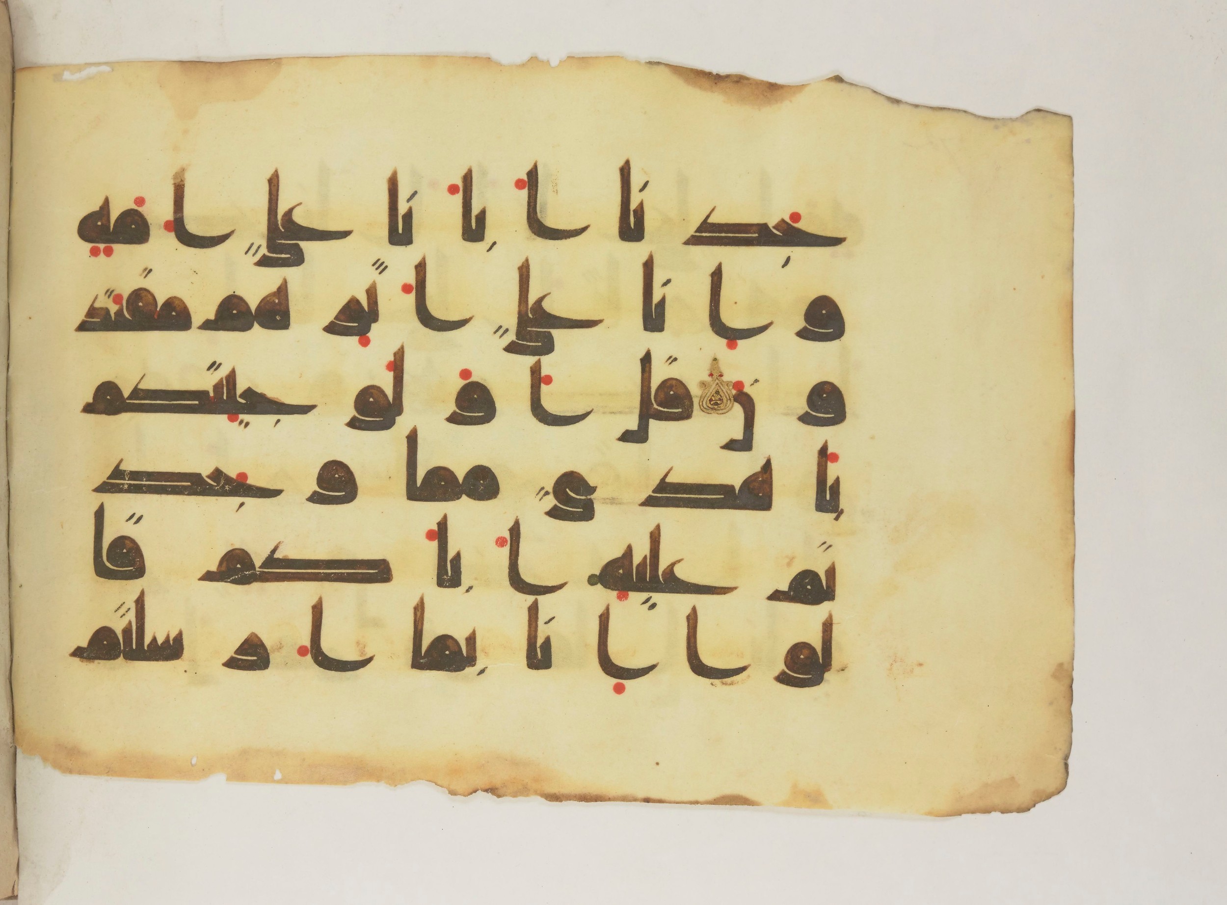 Paris, Bibliothèque nationale de France, Arabe 352 (g) (Scan 2), in Kufic D.I script, showing Surah 43:23 from Mid 8th to Late 10th Century AD found in Fustat (Old Cairo), Egypt, currently housed at Bibliothèque nationale de France, Paris