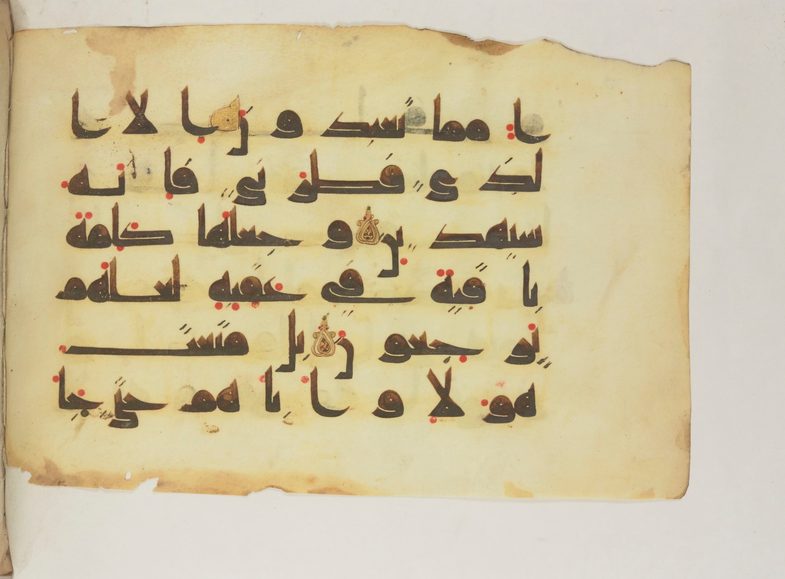 Paris, Bibliothèque nationale de France, Arabe 352 (g), in Kufic D.I script, showing Surah 43:27 from Mid 8th to Late 10th Century AD found in Fustat (Old Cairo), Egypt, currently housed at Bibliothèque nationale de France, Paris