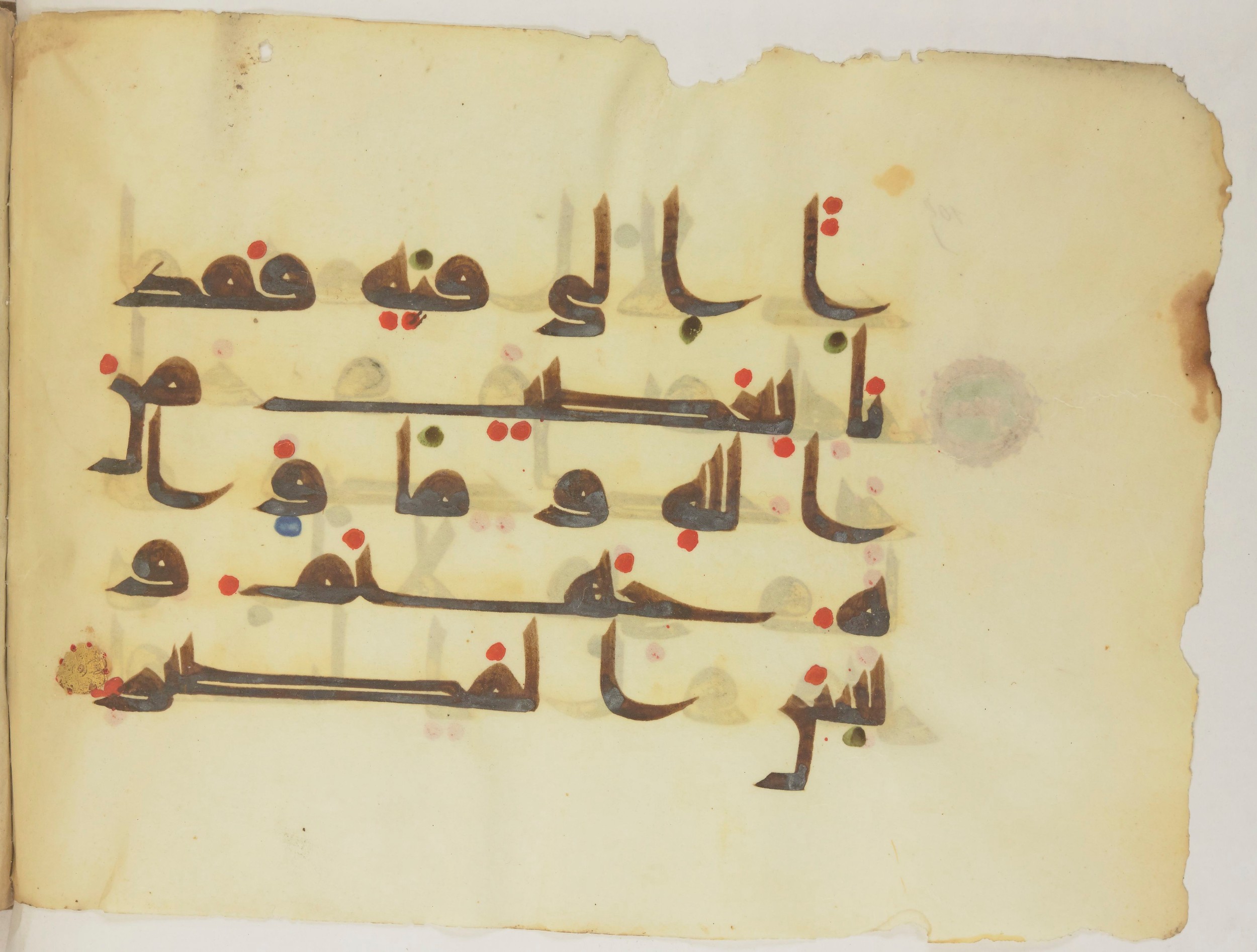 Paris, Bibliothèque nationale de France, Arabe 352 (h) (Scan 2), in kūfī D.I / D.III script, showing Surah 8:16 from Mid-8th to Late 10th Century AD found in Fustat (Old Cairo), Egypt, currently housed at Bibliothèque nationale de France, Paris