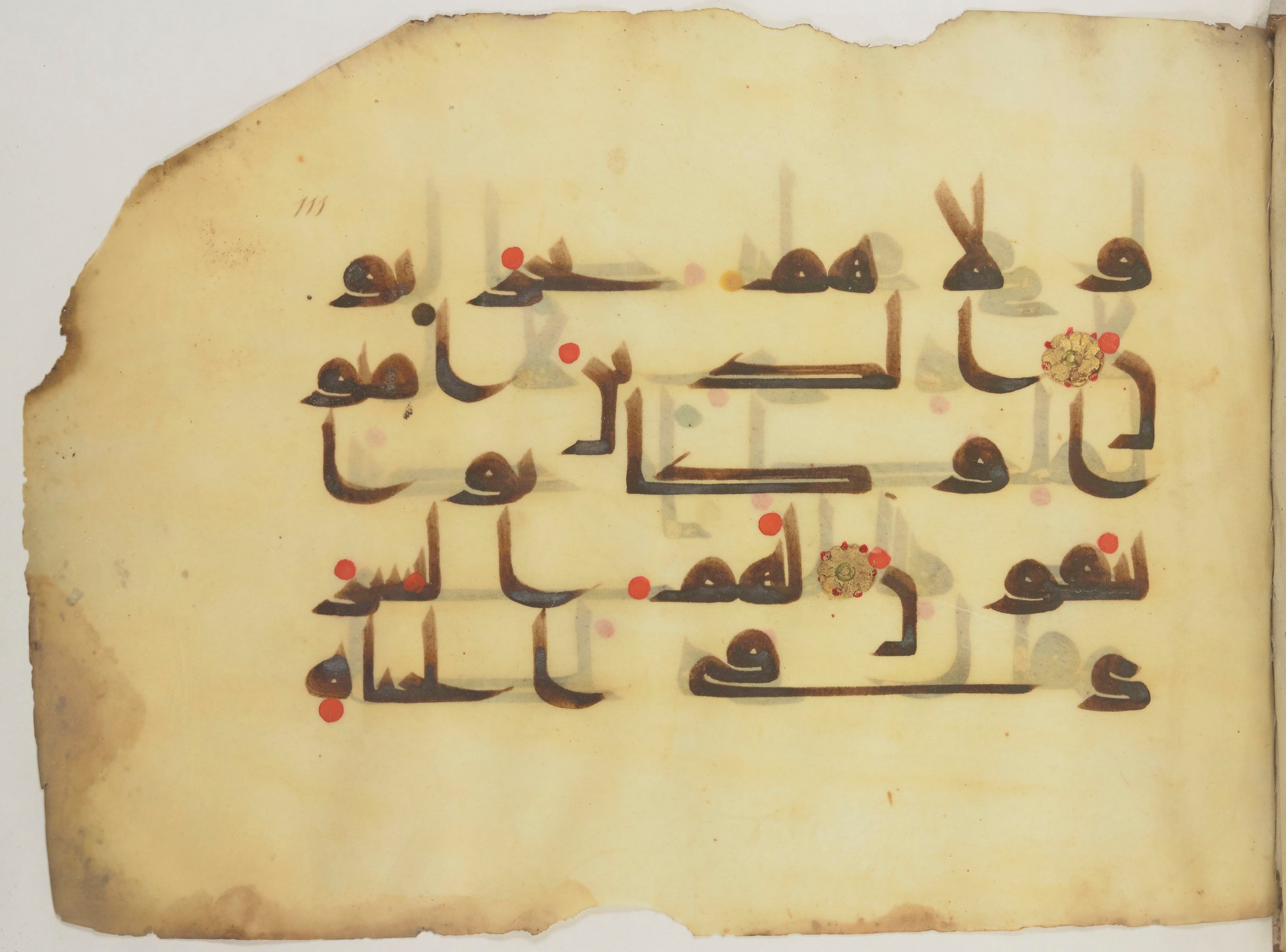 Paris, Bibliothèque nationale de France, Arabe 352 (h), in kūfī D.I / D.III script, showing Surah 10:63 from Mid-8th to Late 10th Century AD found in Fustat (Old Cairo), Egypt, currently housed at Bibliothèque nationale de France, Paris