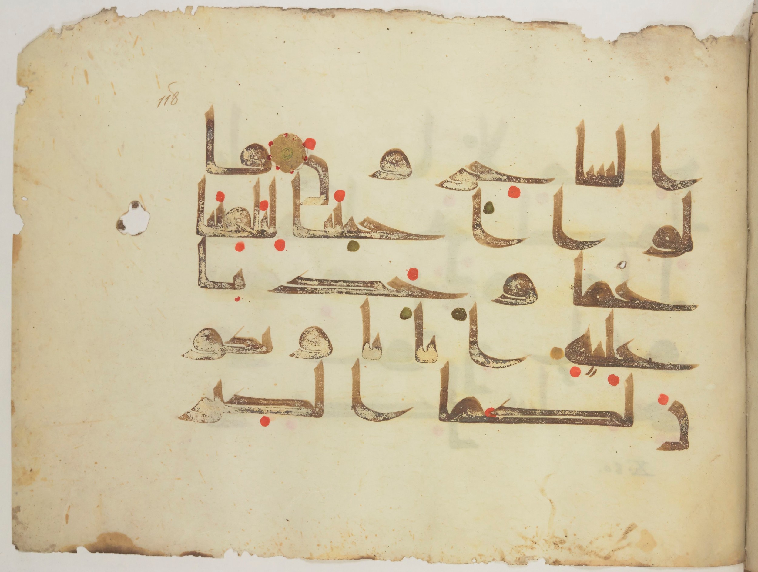 Paris, Bibliothèque nationale de France, Arabe 352 (h) (Scan 2), in kūfī D.I / D.III script, showing Surah 10:77 from Mid-8th to Late 10th Century AD found in Fustat (Old Cairo), Egypt, currently housed at Bibliothèque nationale de France, Paris