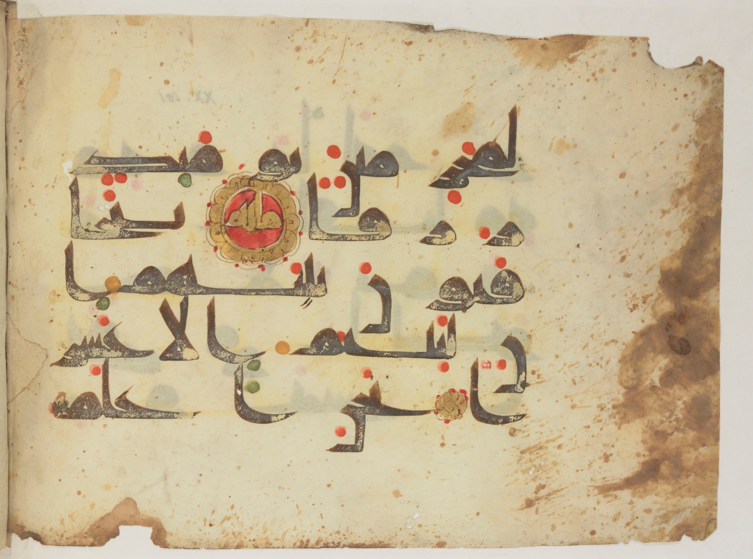 Paris, Bibliothèque nationale de France, Arabe 352 (h) (Scan 2), in kūfī D.I / D.III script, showing Surah 20:102 from Mid-8th to Late 10th Century AD found in Fustat (Old Cairo), Egypt, currently housed at Bibliothèque nationale de France, Paris