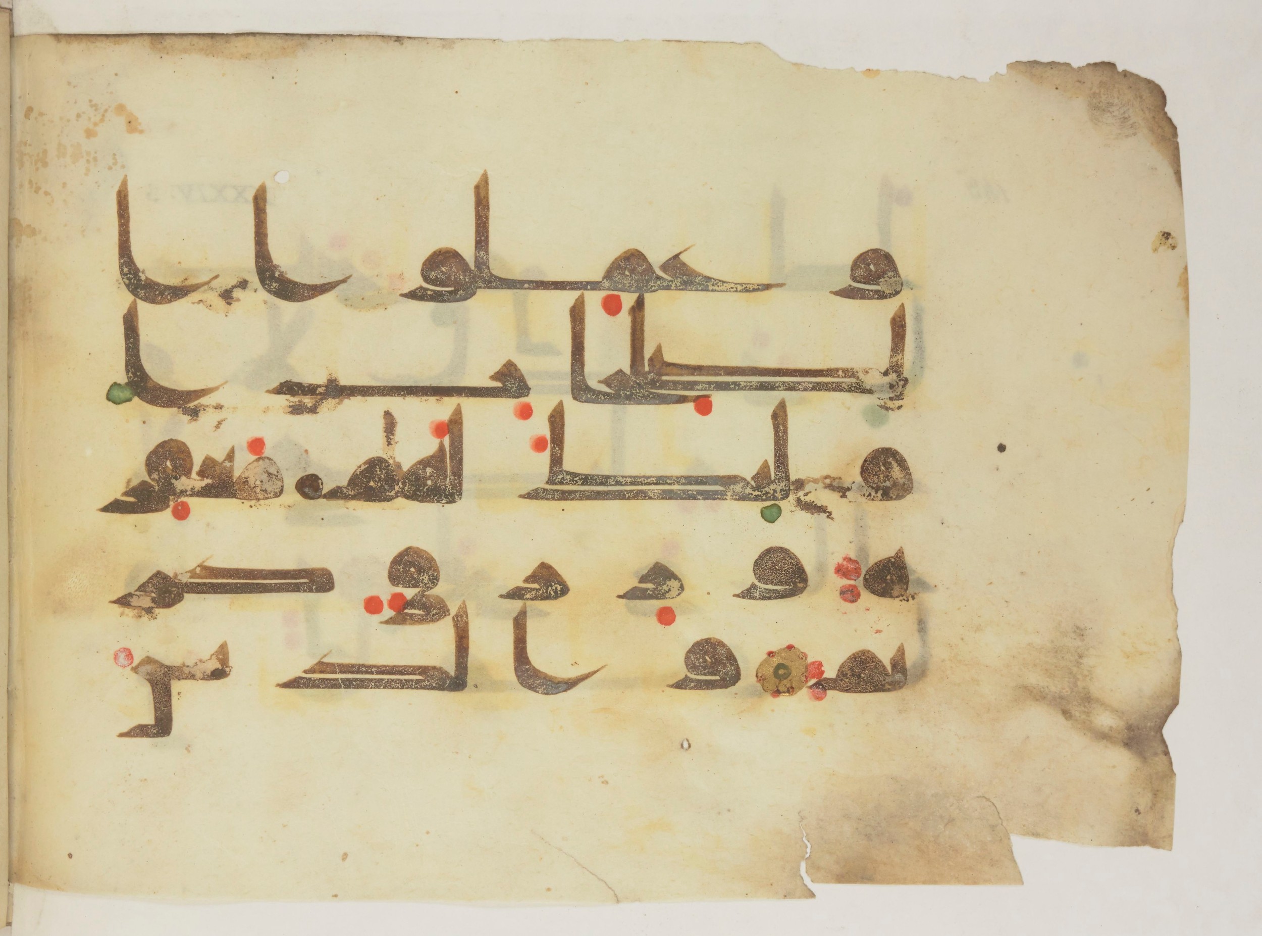 Paris, Bibliothèque nationale de France, Arabe 352 (h) (Scan 1), in kūfī D.I / D.III script, showing Surah 34:5 from Mid-8th to Late 10th Century AD found in Fustat (Old Cairo), Egypt, currently housed at Bibliothèque nationale de France, Paris