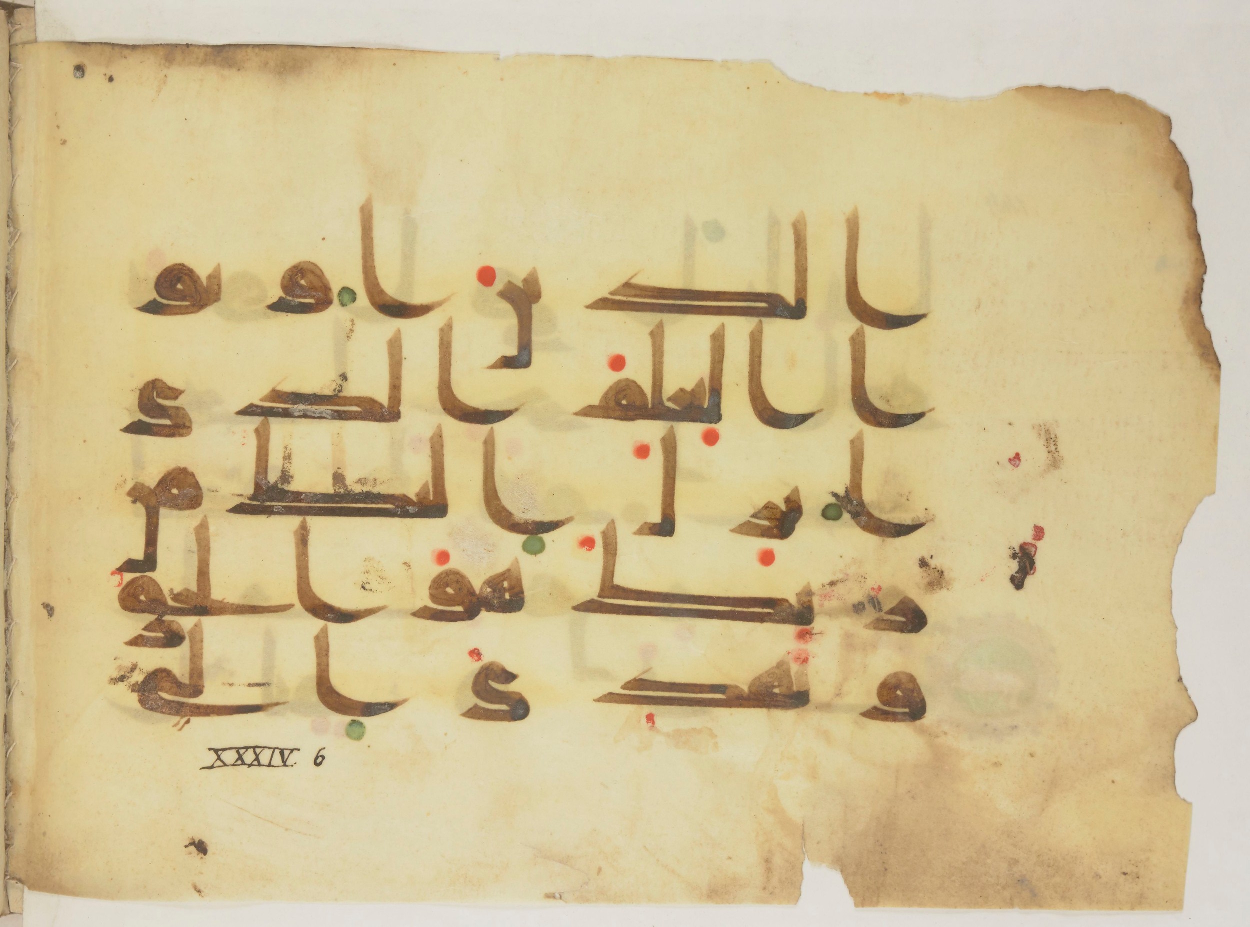 Paris, Bibliothèque nationale de France, Arabe 352 (h) (Scan 2), in kūfī D.I / D.III script, showing Surah 34:6 from Mid-8th to Late 10th Century AD found in Fustat (Old Cairo), Egypt, currently housed at Bibliothèque nationale de France, Paris