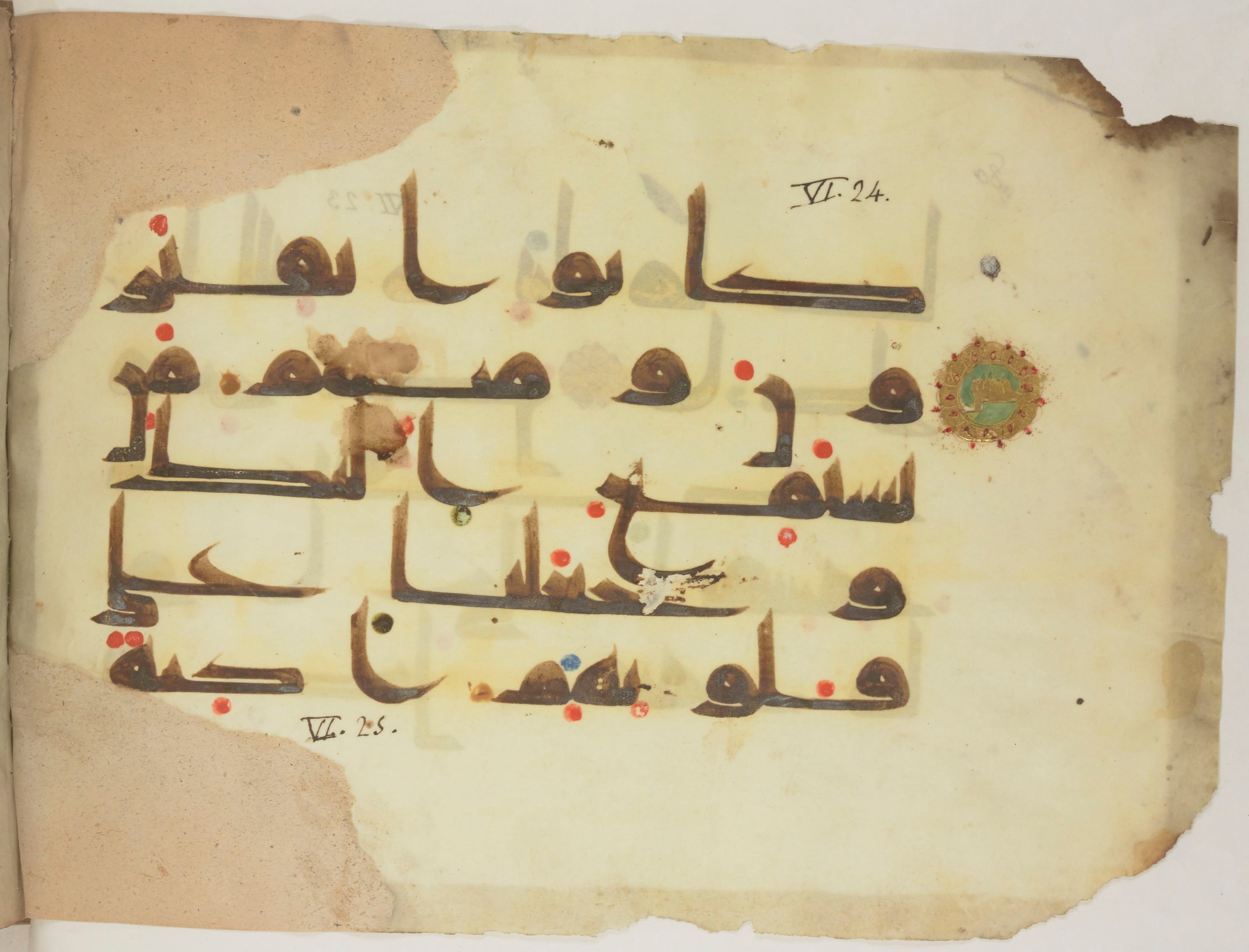 Paris, Bibliothèque nationale de France, Arabe 352 (h) (Scan 1), in kūfī D.I / D.III script, showing Surah 6:25 from Mid-8th to Late 10th Century AD found in Fustat (Old Cairo), Egypt, currently housed at Bibliothèque nationale de France, Paris