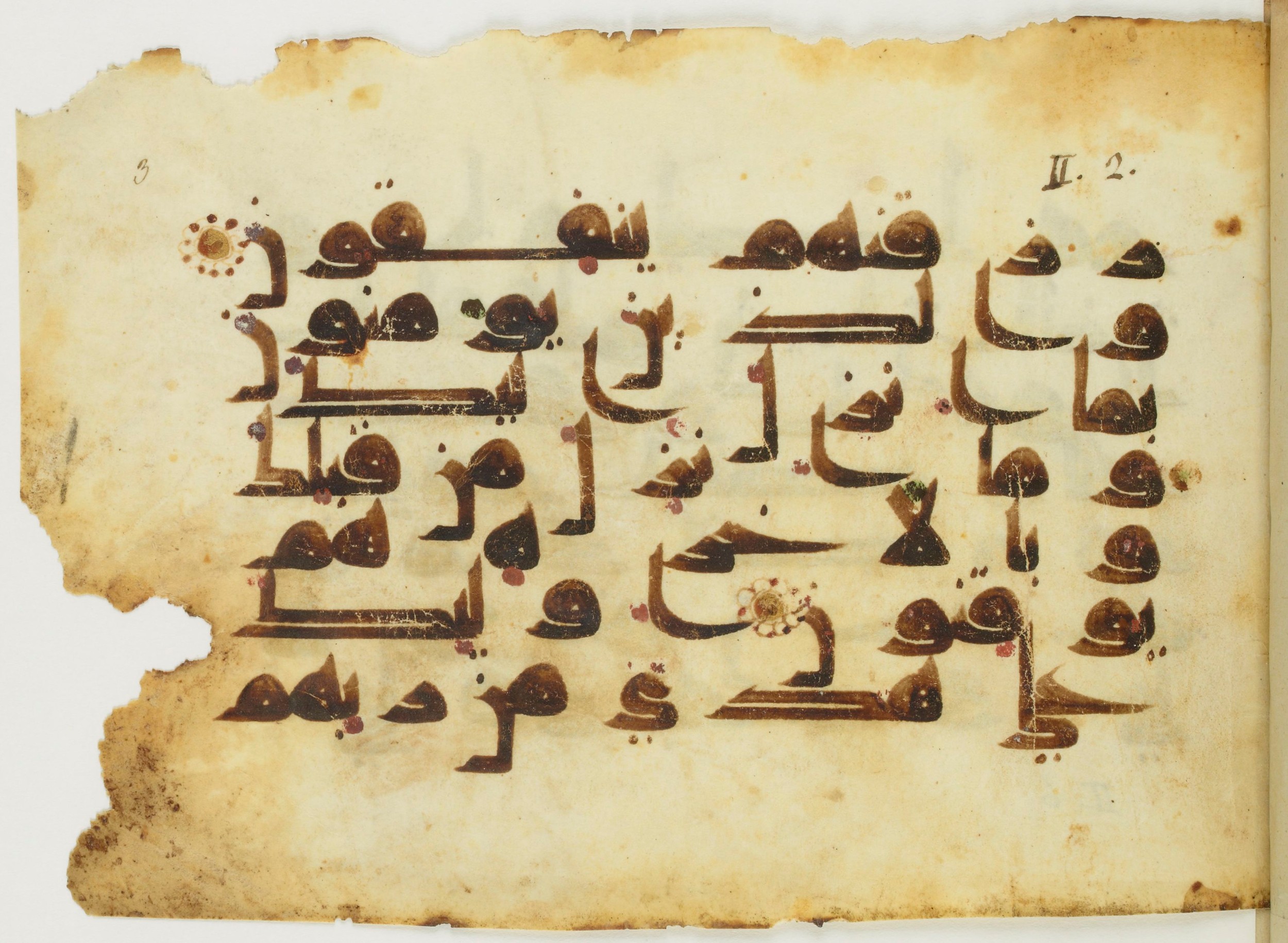 Paris, Bibliothèque nationale de France, Arabe 353 (a) (Scan 1), in kūfī D.I / D.III script, showing Surah 2:5 from Mid 8th to Late 10th Century AD found in Fustat (Old Cairo), Egypt, currently housed at Bibliothèque nationale de France, Paris