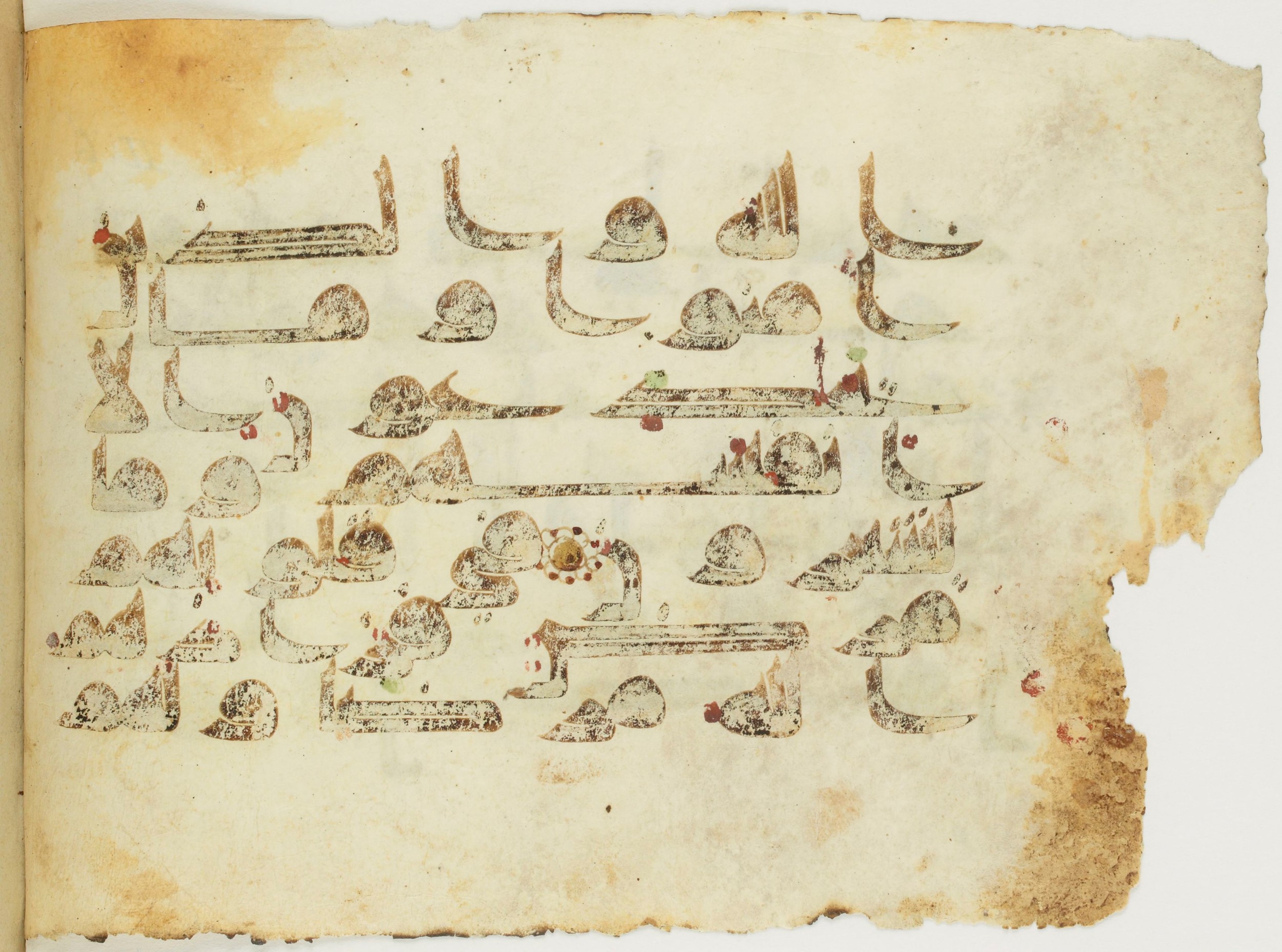 Paris, Bibliothèque nationale de France, Arabe 353 (a) (Scan 2), in kūfī D.I / D.III script, showing Surah 2:9 from Mid 8th to Late 10th Century AD found in Fustat (Old Cairo), Egypt, currently housed at Bibliothèque nationale de France, Paris