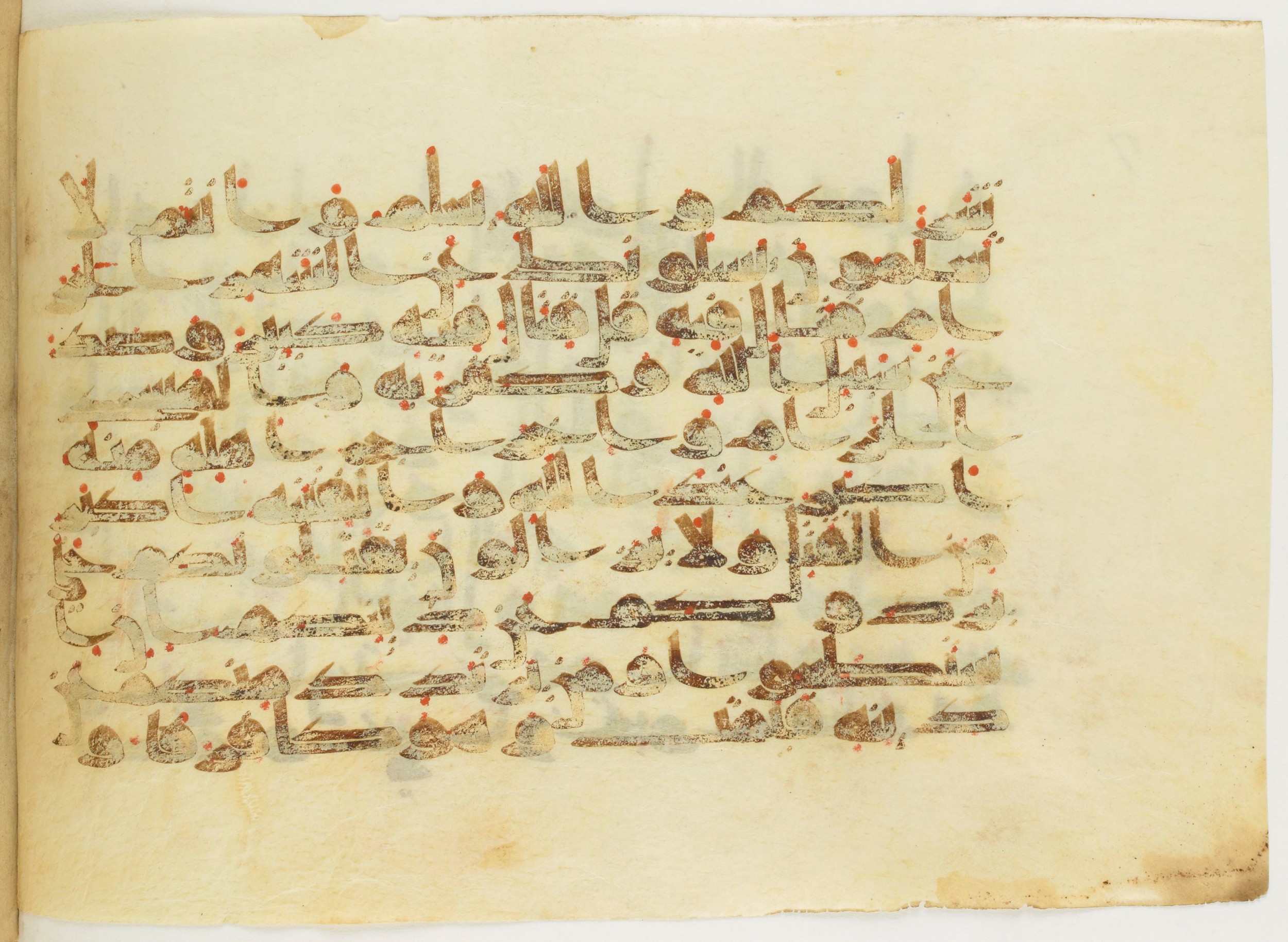 Paris, Bibliothèque nationale de France, Arabe 353 (b) (Scan 1), in Kufic Group D script, showing Surah 2:217 from Mid-8th to Late 10th Century AD found in al-Fusṭāṭ, Egypt, currently housed at Bibliothèque nationale de France, Paris