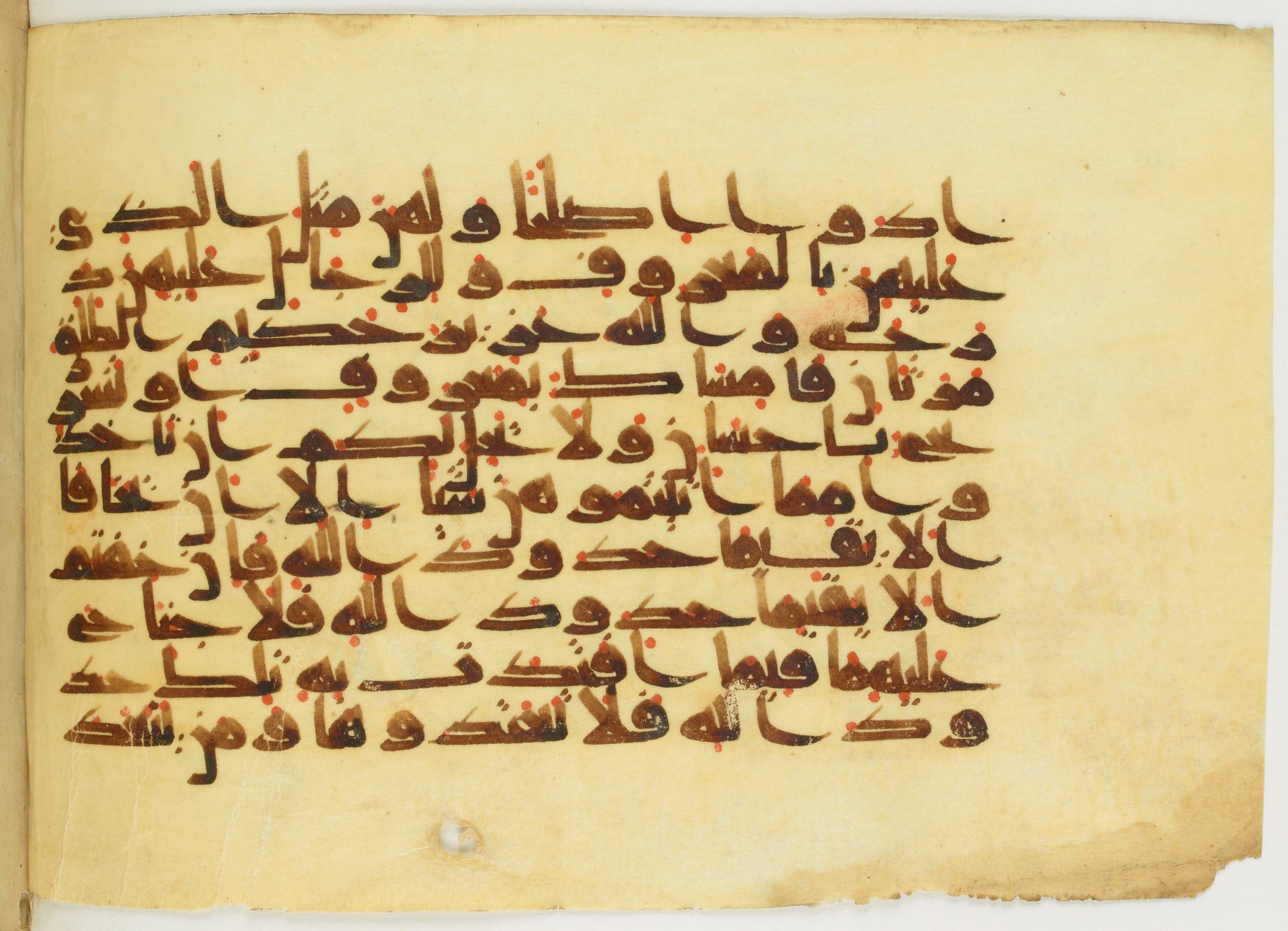 Paris, Bibliothèque nationale de France, Arabe 353 (b) (Scan 1), in Kufic Group D script, showing Surah 2:229 from Mid-8th to Late 10th Century AD found in al-Fusṭāṭ, Egypt, currently housed at Bibliothèque nationale de France, Paris