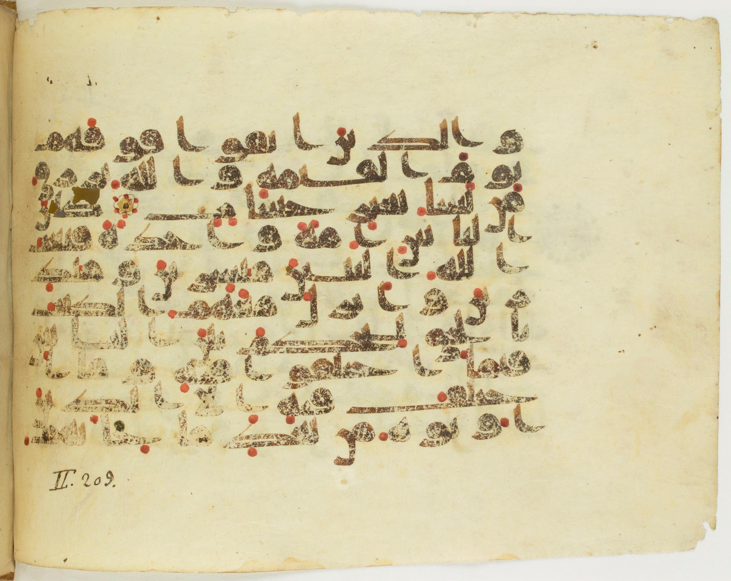 Paris, Bibliothèque nationale de France, Arabe 353 (c), in Kufic (Group D) script, showing Surah 2:213 from Mid 8th to Late 10th Century AD found in Fustat (Old Cairo), Egypt, currently housed at Bibliothèque nationale de France, Paris