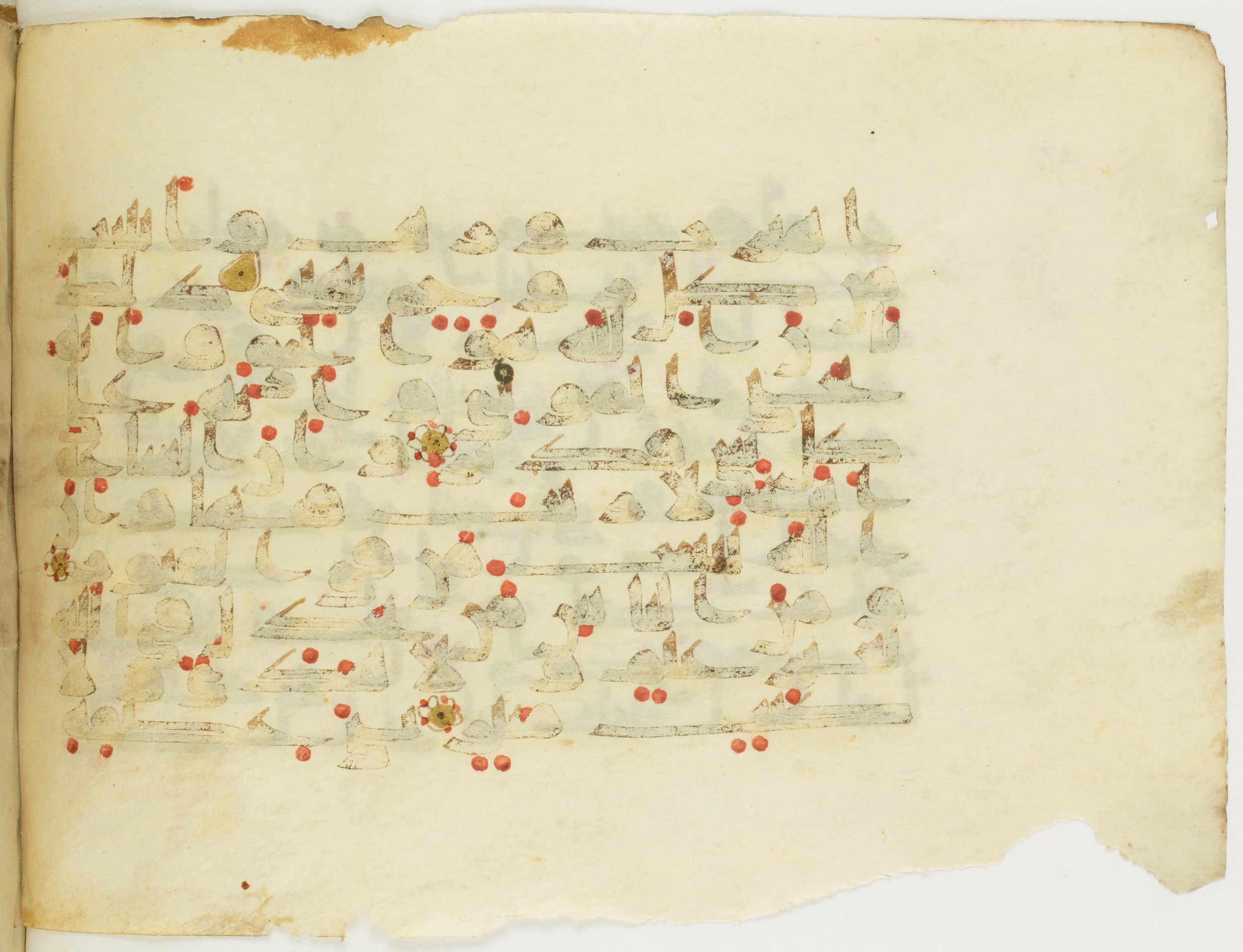 Paris, Bibliothèque nationale de France, Arabe 353 (c), in Kufic (Group D) script, showing Surah 22:7 from Mid 8th to Late 10th Century AD found in Fustat (Old Cairo), Egypt, currently housed at Bibliothèque nationale de France, Paris