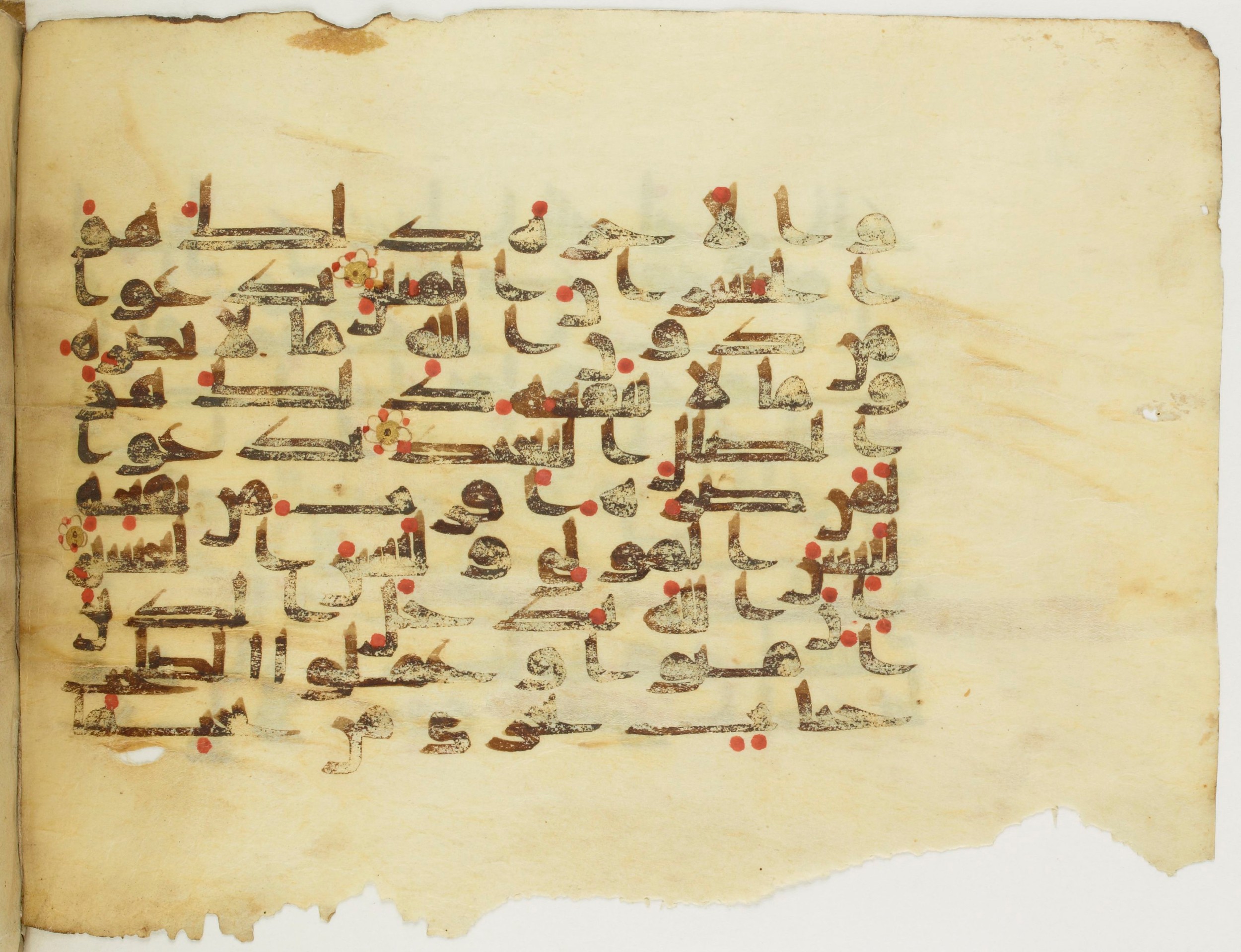 Paris, Bibliothèque nationale de France, Arabe 353 (c), in Kufic (Group D) script, showing Surah 22:13 from Mid 8th to Late 10th Century AD found in Fustat (Old Cairo), Egypt, currently housed at Bibliothèque nationale de France, Paris