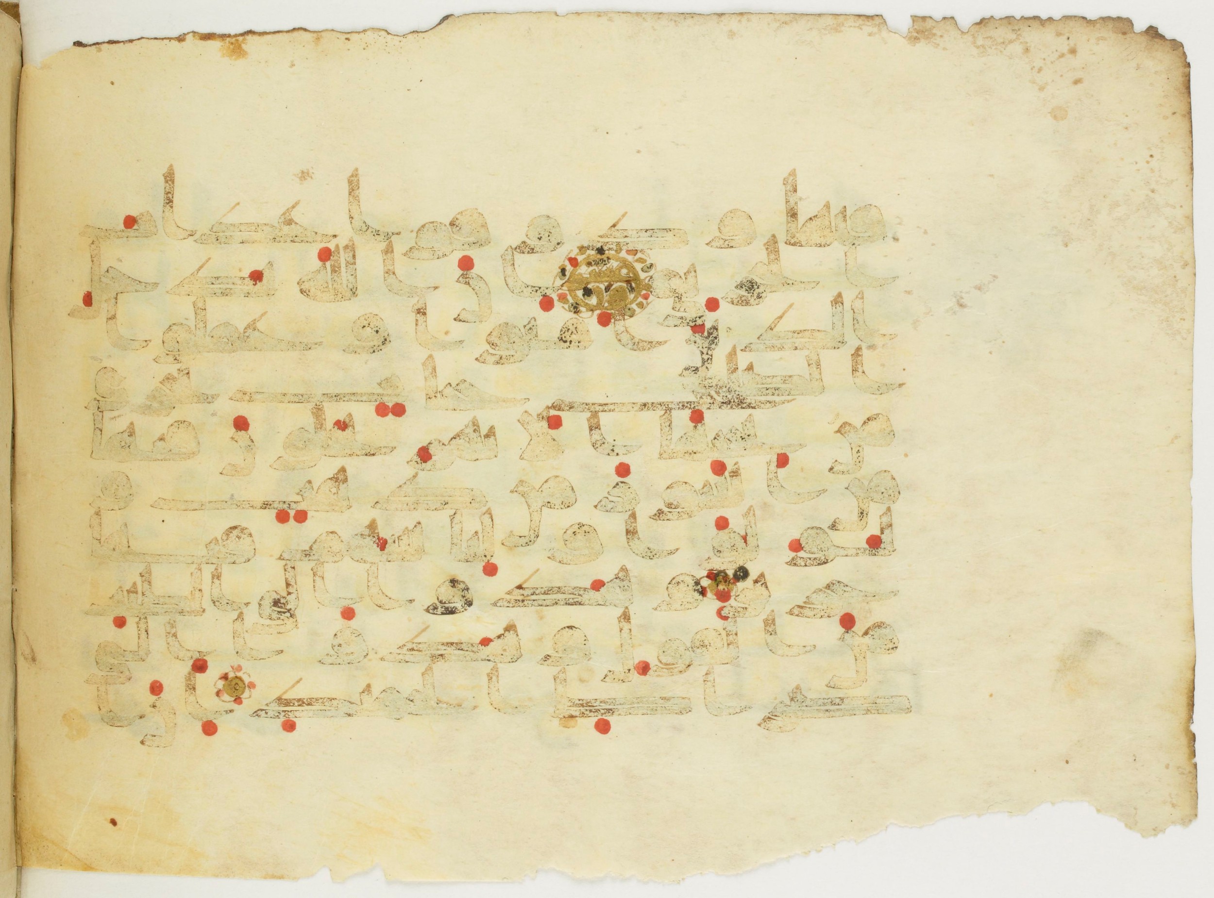 Paris, Bibliothèque nationale de France, Arabe 353 (c) (Scan 1), in Kufic (Group D) script, showing Surah 22:25 from Mid 8th to Late 10th Century AD found in Fustat (Old Cairo), Egypt, currently housed at Bibliothèque nationale de France, Paris