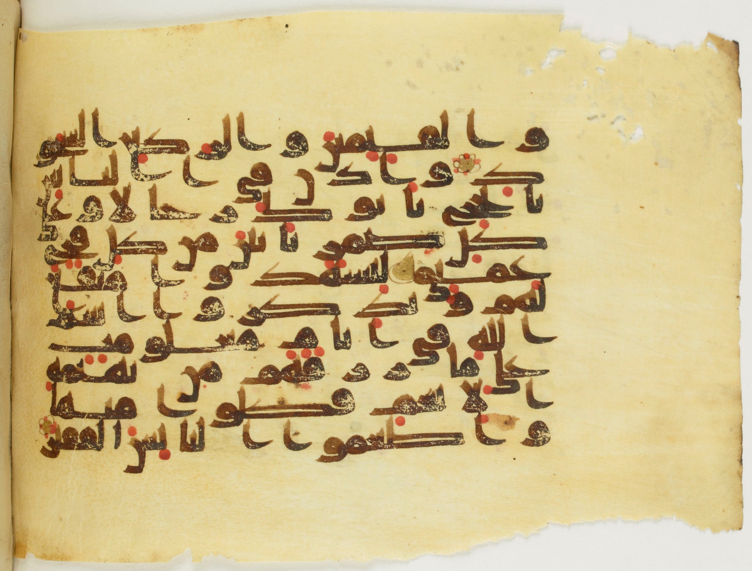 Paris, Bibliothèque nationale de France, Arabe 353 (c) (Scan 2), in Kufic (Group D) script, showing Surah 22:26 from Mid 8th to Late 10th Century AD found in Fustat (Old Cairo), Egypt, currently housed at Bibliothèque nationale de France, Paris