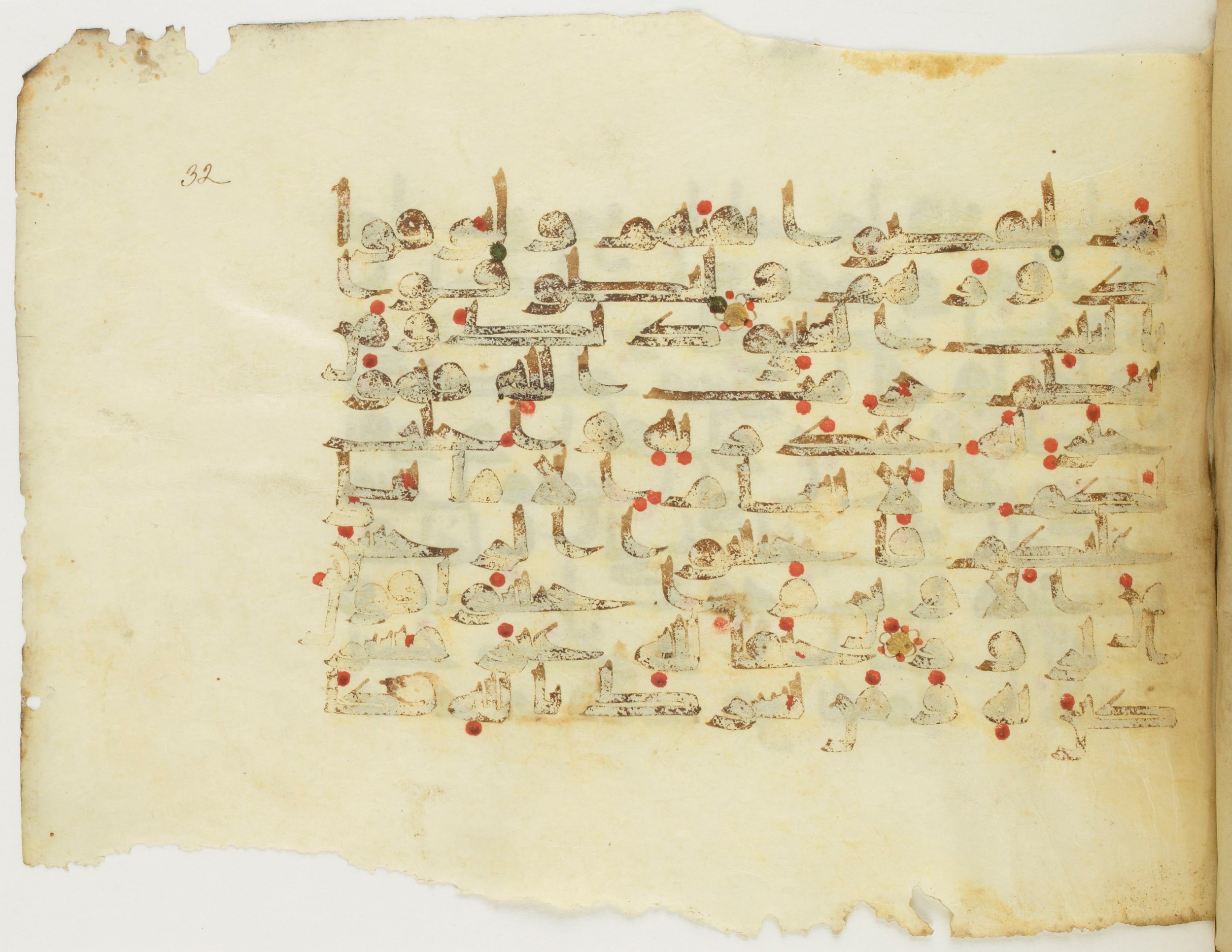 Paris, Bibliothèque nationale de France, Arabe 353 (c), in Kufic (Group D) script, showing Surah 22:29 from Mid 8th to Late 10th Century AD found in Fustat (Old Cairo), Egypt, currently housed at Bibliothèque nationale de France, Paris