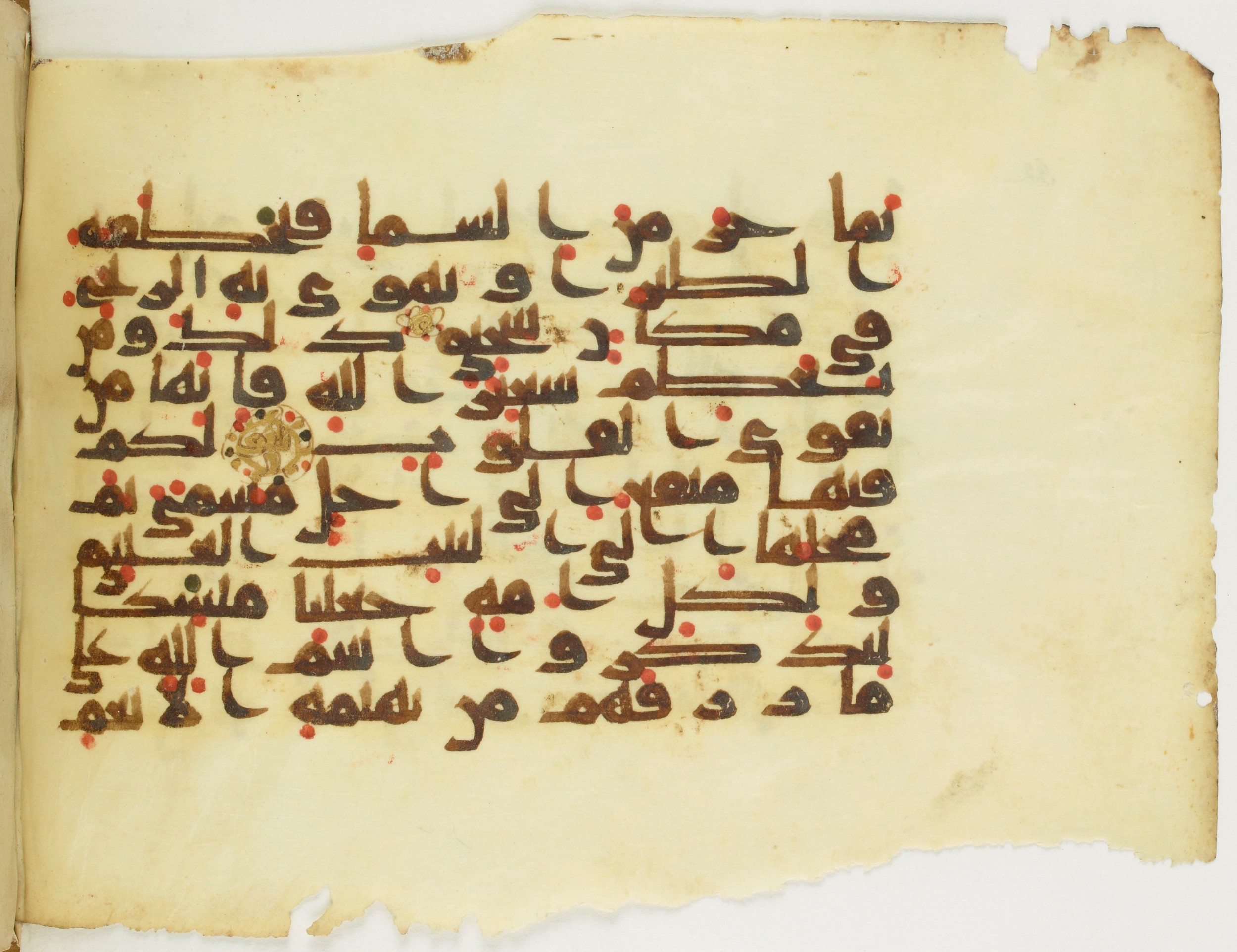 Paris, Bibliothèque nationale de France, Arabe 353 (c), in Kufic (Group D) script, showing Surah 22:33 from Mid 8th to Late 10th Century AD found in Fustat (Old Cairo), Egypt, currently housed at Bibliothèque nationale de France, Paris