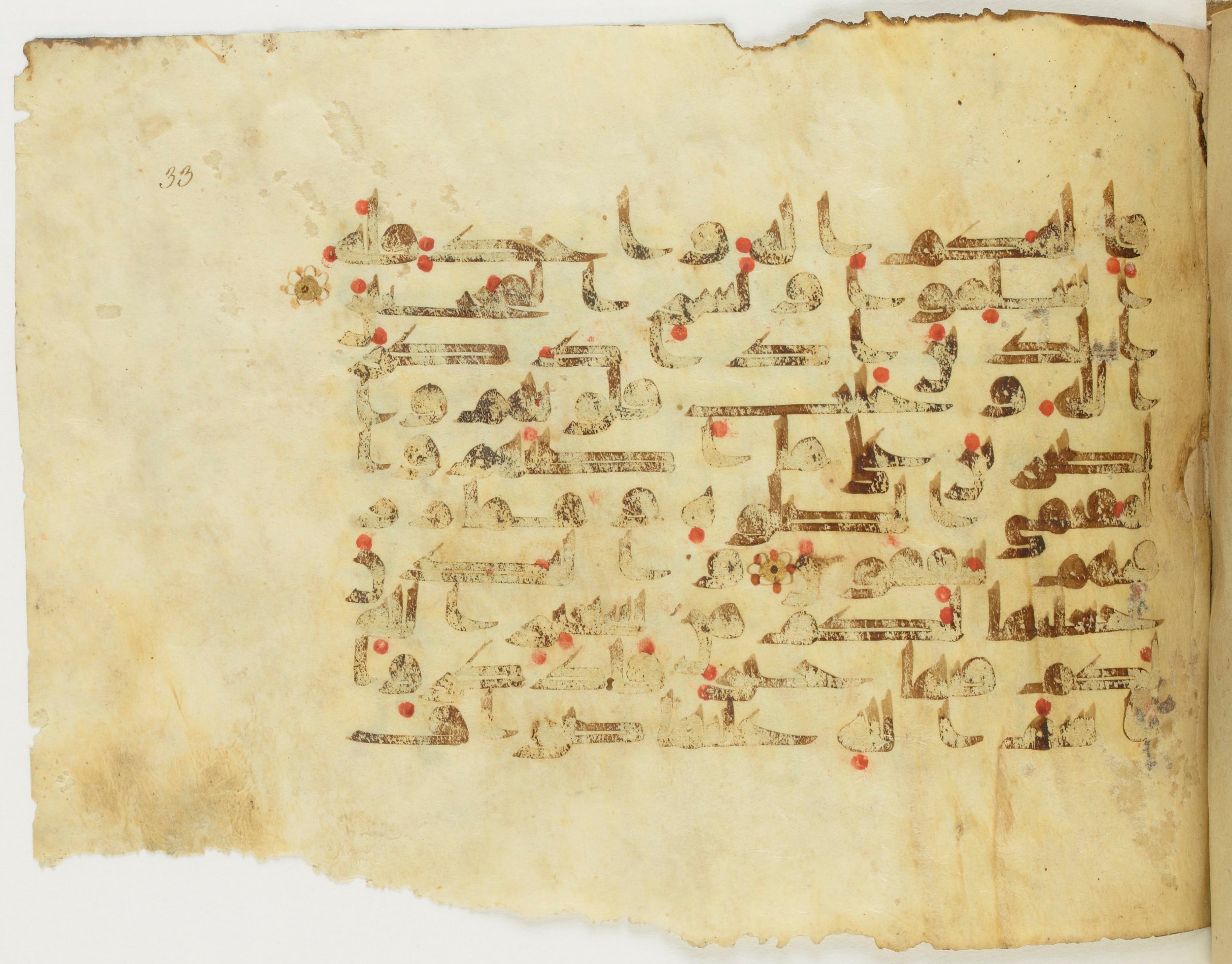 Paris, Bibliothèque nationale de France, Arabe 353 (c), in Kufic (Group D) script, showing Surah 22:35 from Mid 8th to Late 10th Century AD found in Fustat (Old Cairo), Egypt, currently housed at Bibliothèque nationale de France, Paris