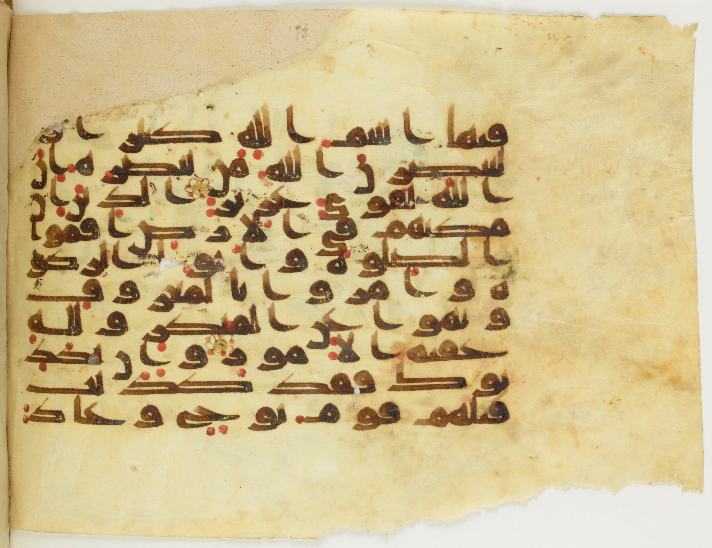 Paris, Bibliothèque nationale de France, Arabe 353 (c) (Scan 2), in Kufic (Group D) script, showing Surah 22:40 from Mid 8th to Late 10th Century AD found in Fustat (Old Cairo), Egypt, currently housed at Bibliothèque nationale de France, Paris