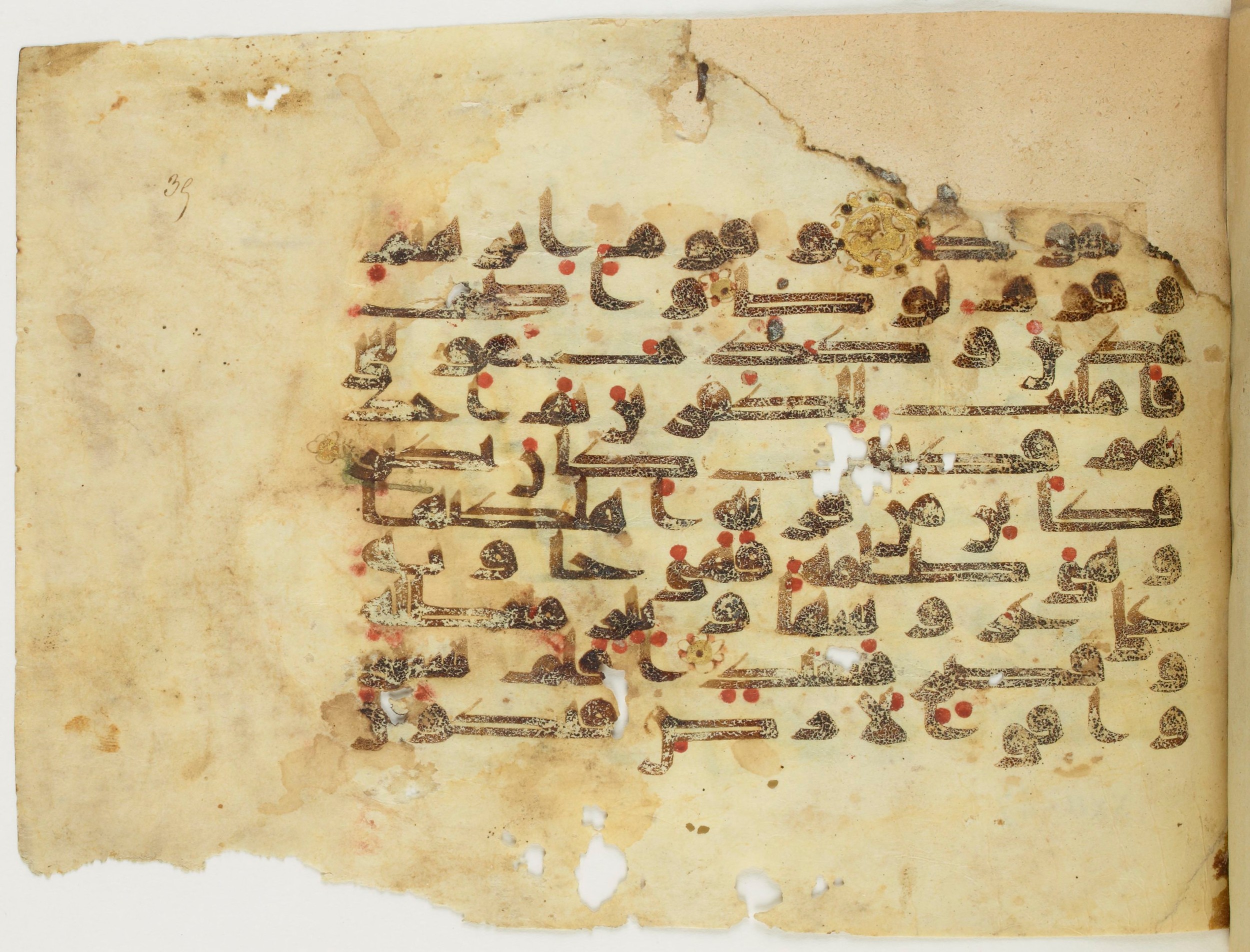 Paris, Bibliothèque nationale de France, Arabe 353 (c), in Kufic (Group D) script, showing Surah 22:43 from Mid 8th to Late 10th Century AD found in Fustat (Old Cairo), Egypt, currently housed at Bibliothèque nationale de France, Paris