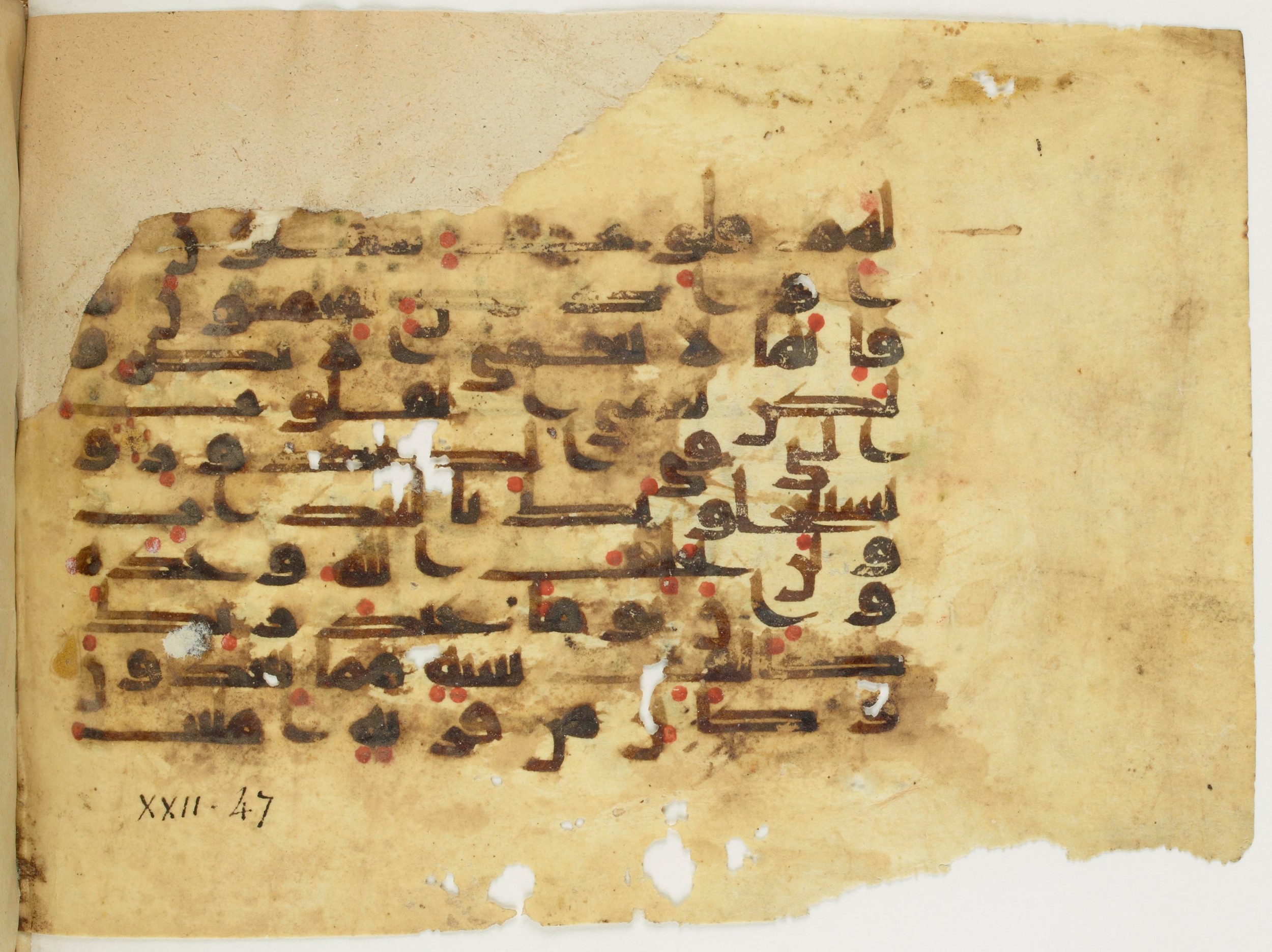 Paris, Bibliothèque nationale de France, Arabe 353 (c), in Kufic (Group D) script, showing Surah 22:48 from Mid 8th to Late 10th Century AD found in Fustat (Old Cairo), Egypt, currently housed at Bibliothèque nationale de France, Paris