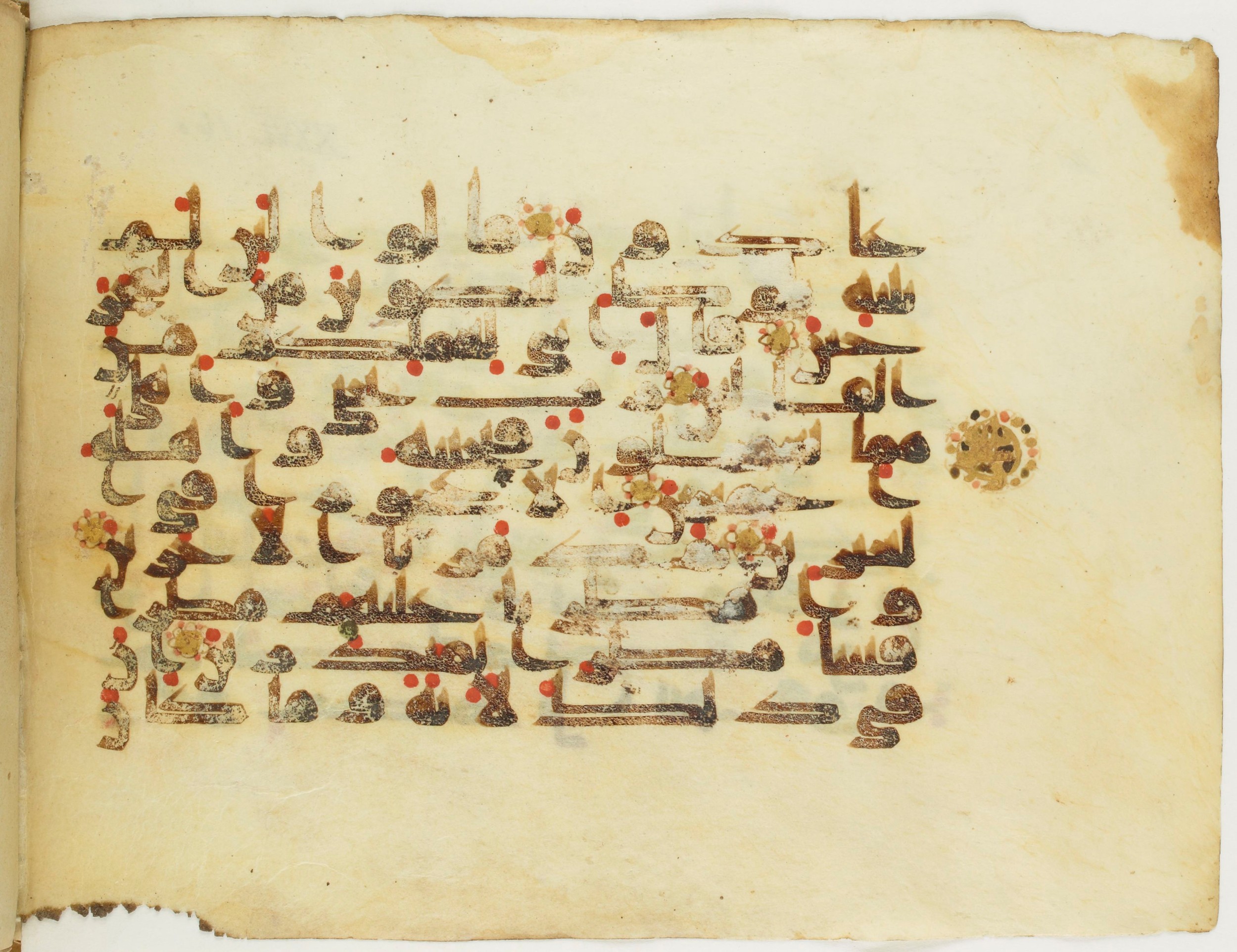 Paris, Bibliothèque nationale de France, Arabe 353 (c) (Scan 2), in Kufic (Group D) script, showing Surah 26:166 from Mid 8th to Late 10th Century AD found in Fustat (Old Cairo), Egypt, currently housed at Bibliothèque nationale de France, Paris