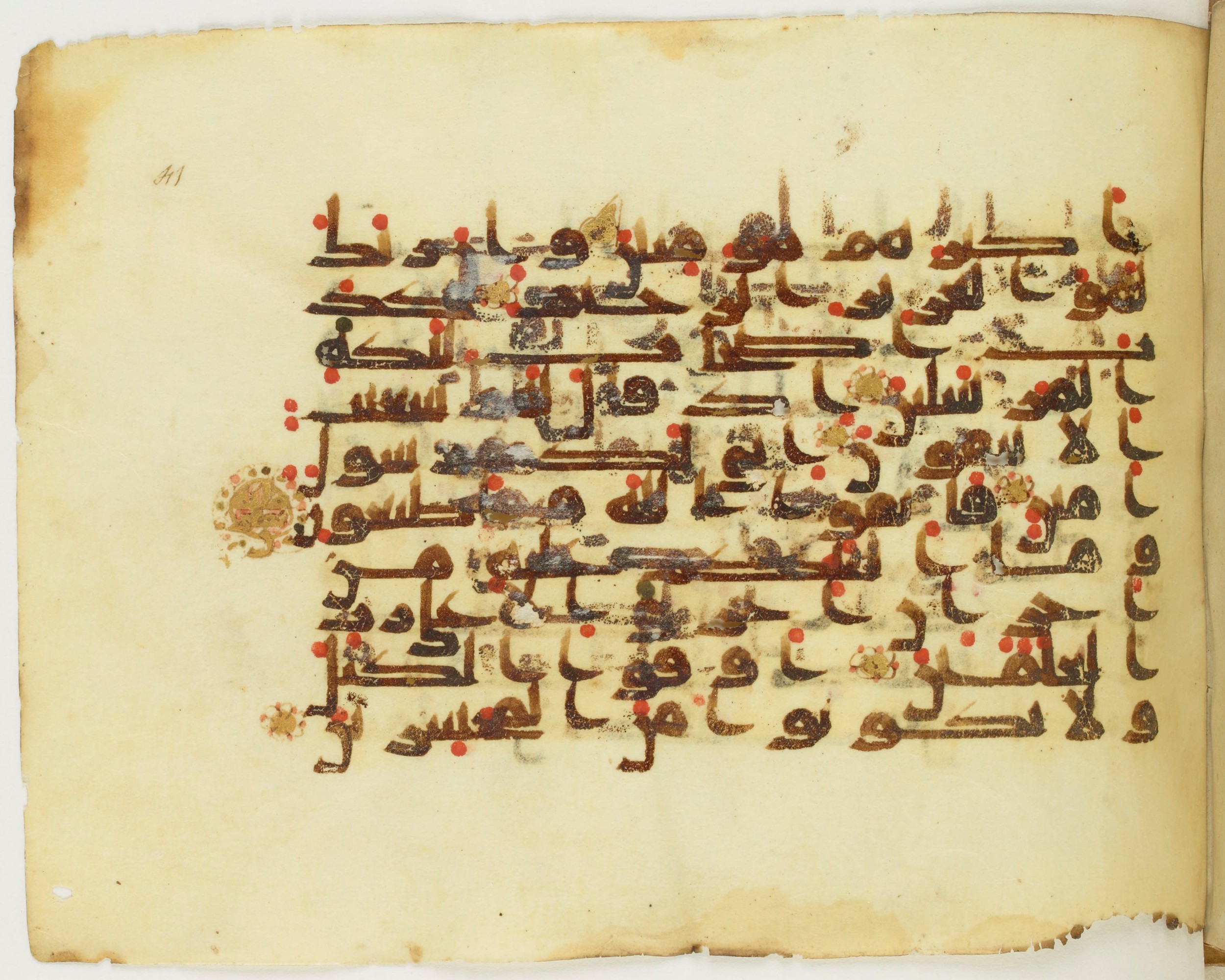 Paris, Bibliothèque nationale de France, Arabe 353 (c), in Kufic (Group D) script, showing Surah 26:175 from Mid 8th to Late 10th Century AD found in Fustat (Old Cairo), Egypt, currently housed at Bibliothèque nationale de France, Paris