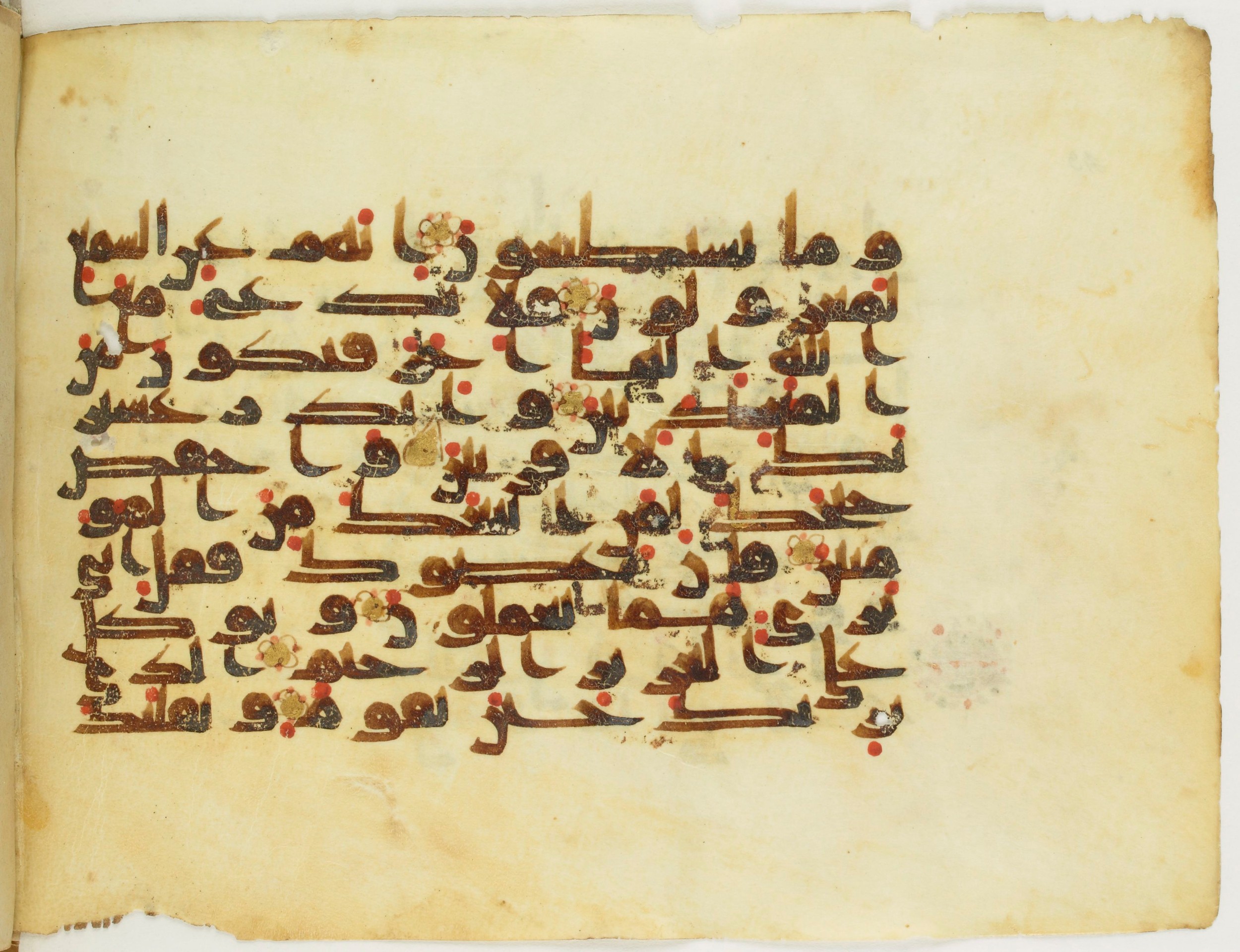 Paris, Bibliothèque nationale de France, Arabe 353 (c), in Kufic (Group D) script, showing Surah 26:217 from Mid 8th to Late 10th Century AD found in Fustat (Old Cairo), Egypt, currently housed at Bibliothèque nationale de France, Paris