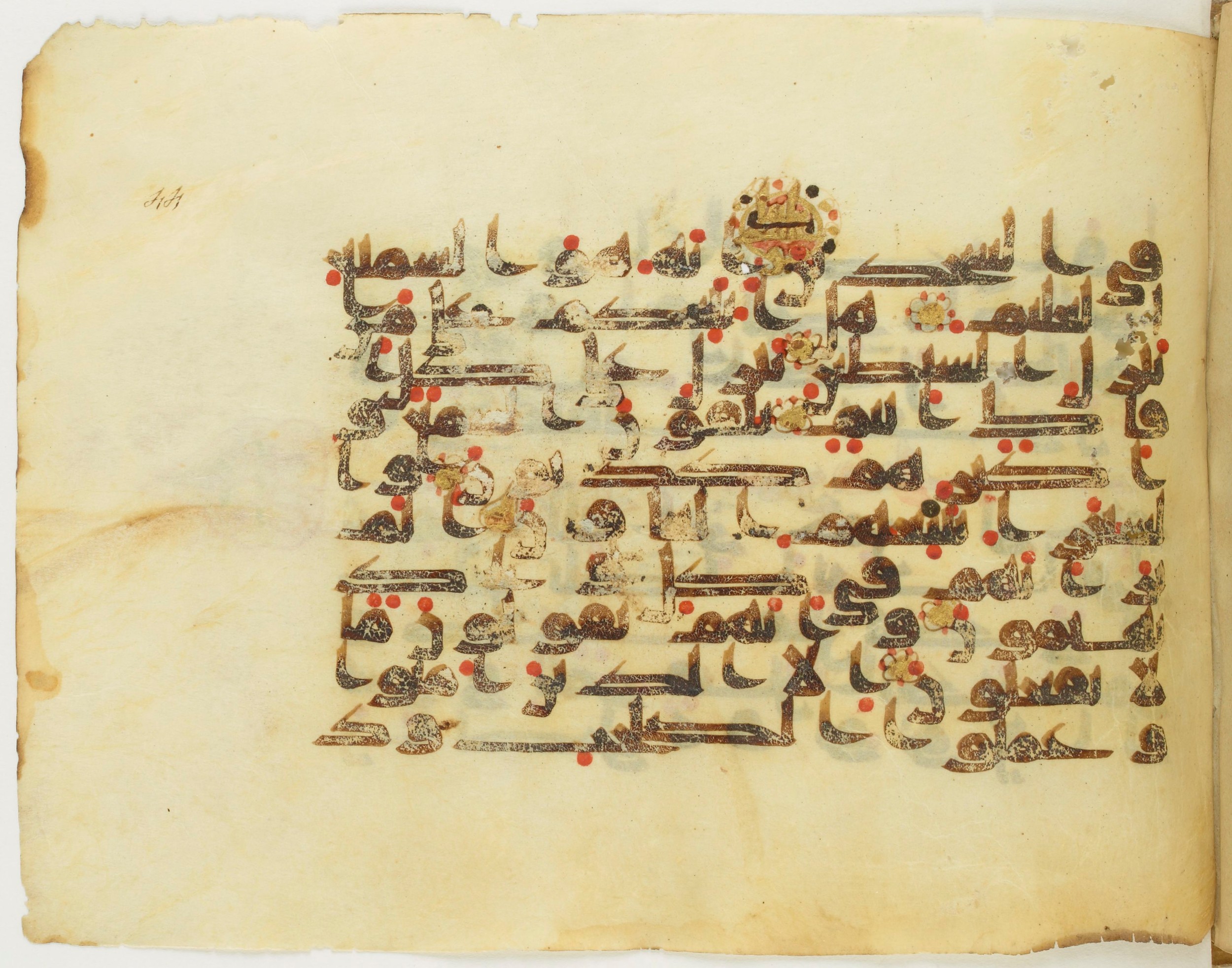 Paris, Bibliothèque nationale de France, Arabe 353 (c), in Kufic (Group D) script, showing Surah 26:220 from Mid 8th to Late 10th Century AD found in Fustat (Old Cairo), Egypt, currently housed at Bibliothèque nationale de France, Paris