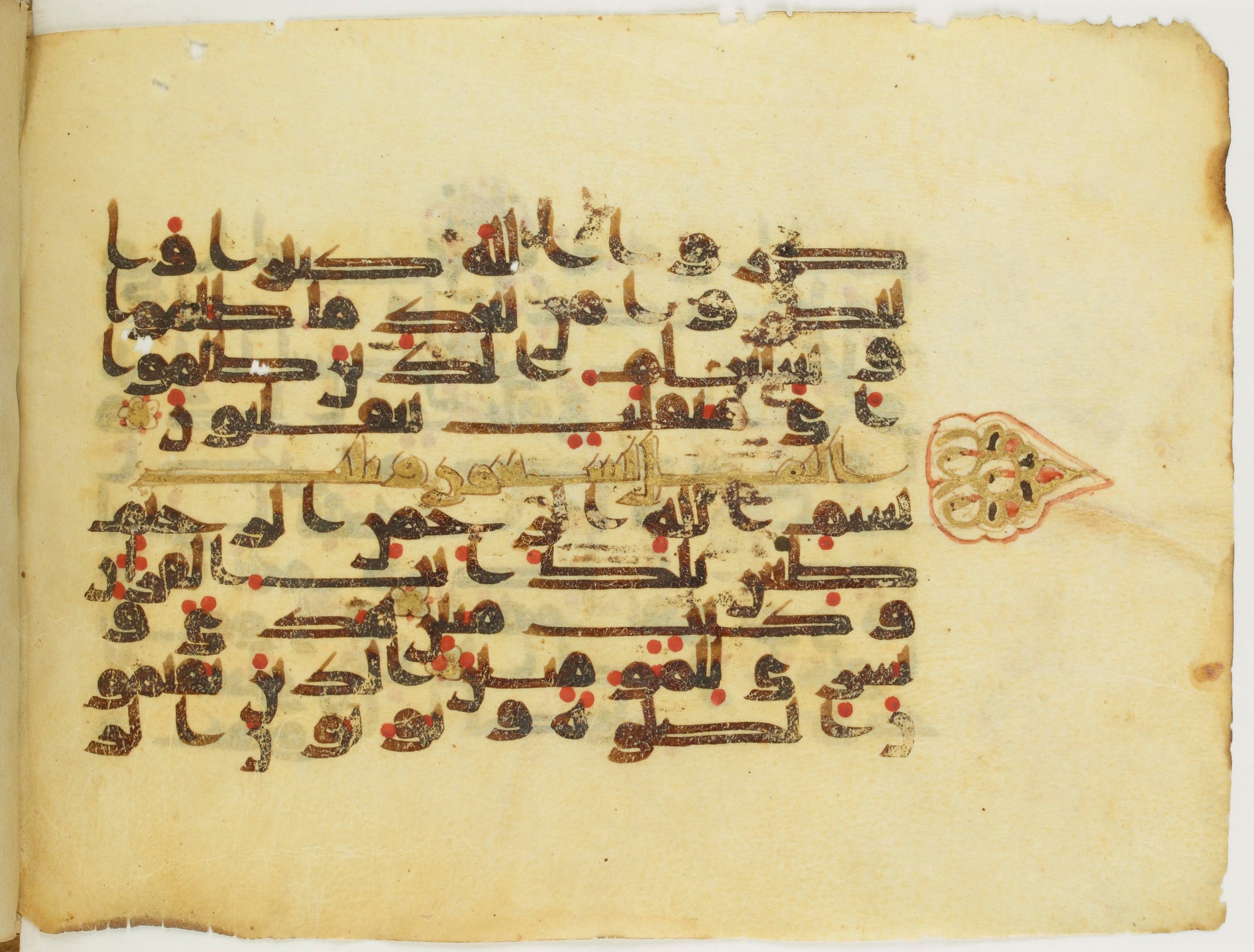 Paris, Bibliothèque nationale de France, Arabe 353 (c) (Scan 1), in Kufic (Group D) script, showing Surah 27:3 from Mid 8th to Late 10th Century AD found in Fustat (Old Cairo), Egypt, currently housed at Bibliothèque nationale de France, Paris