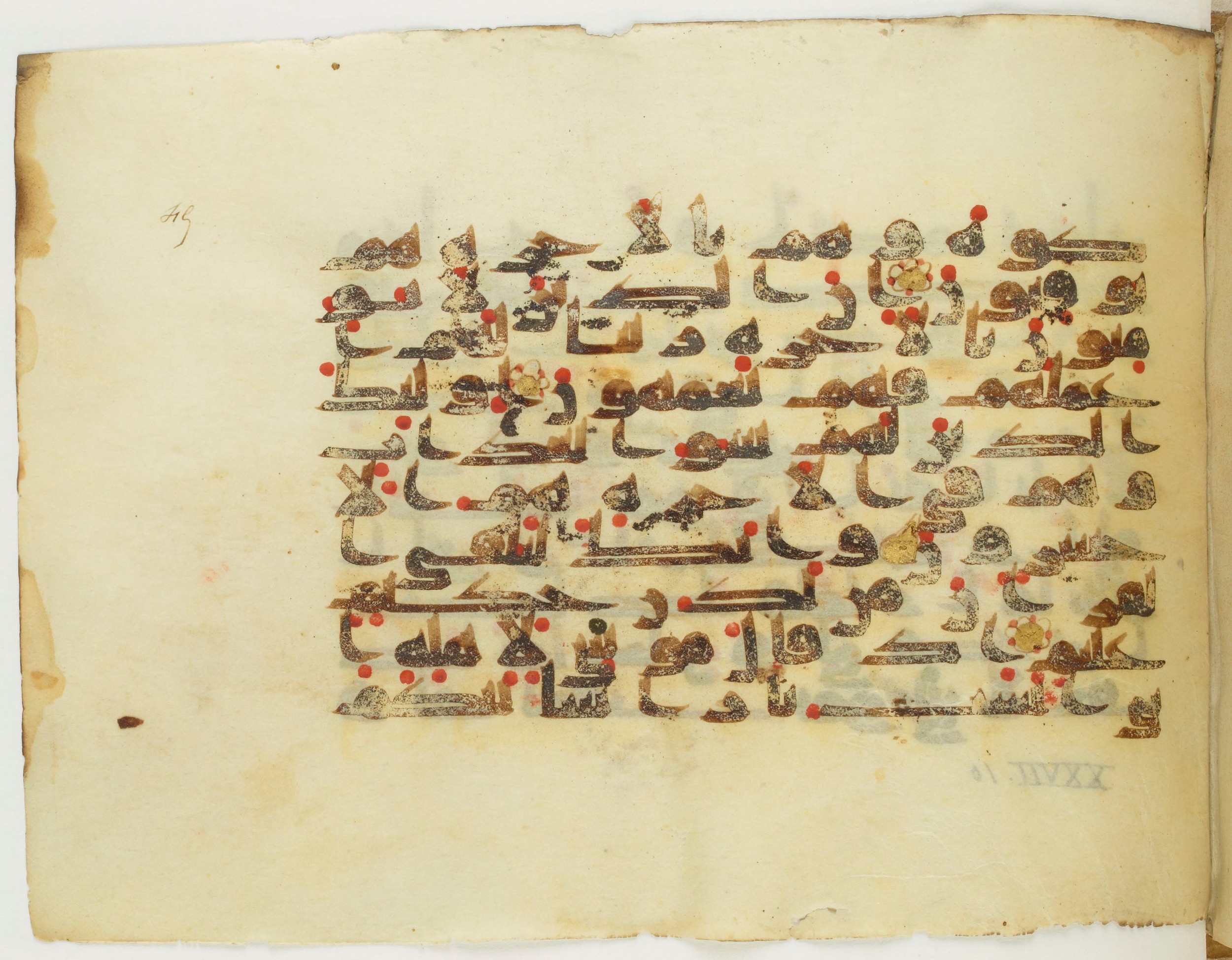 Paris, Bibliothèque nationale de France, Arabe 353 (c) (Scan 2), in Kufic (Group D) script, showing Surah 27:3 from Mid 8th to Late 10th Century AD found in Fustat (Old Cairo), Egypt, currently housed at Bibliothèque nationale de France, Paris