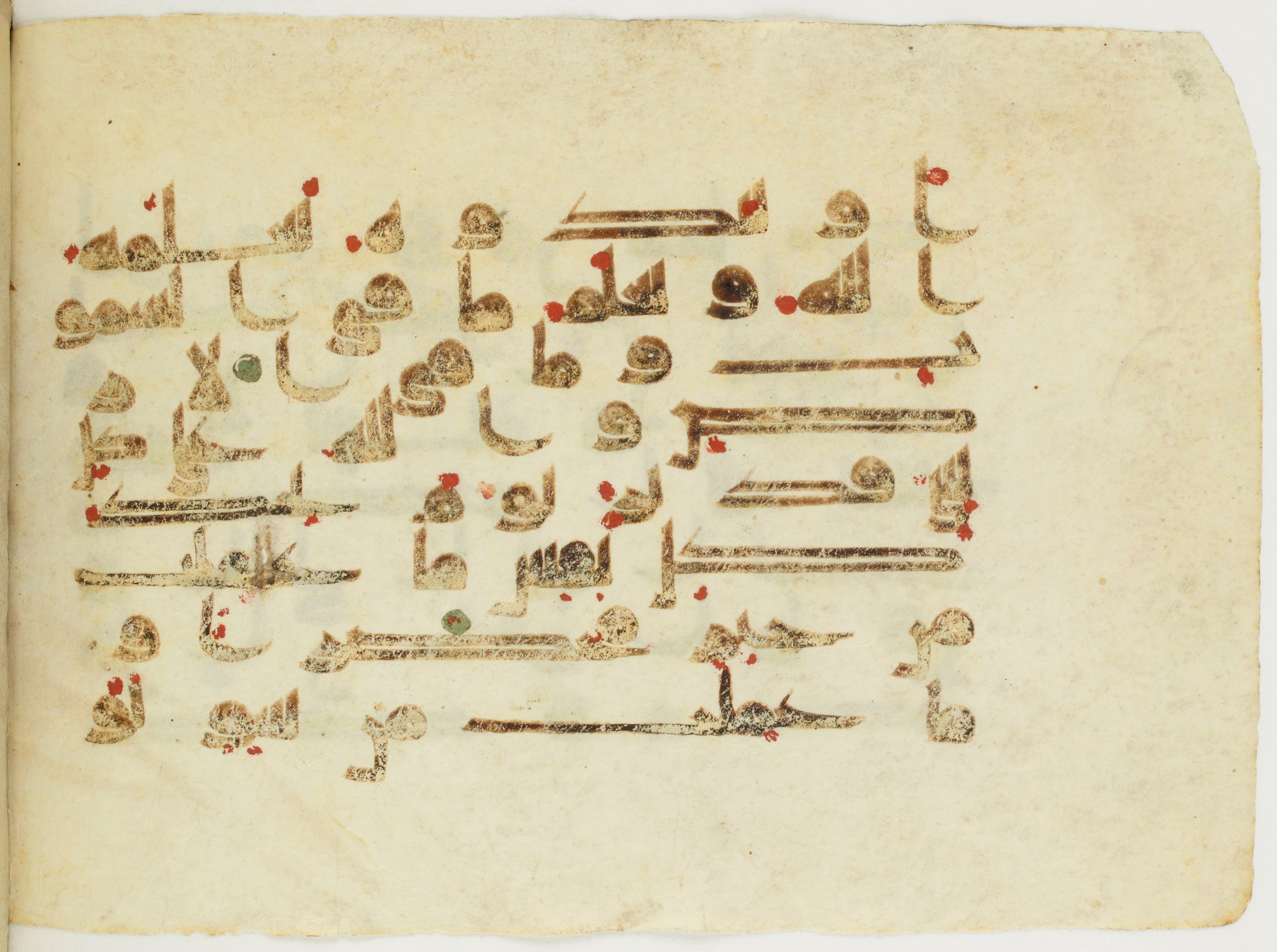 Paris, Bibliothèque nationale de France, Arabe 353 (d) (Scan 2), in Kufic D.I / D.III script, showing Surah 3:29 from Mid 8th to Late 10th Century AD found in Fustat (Old Cairo), Egypt, currently housed at Bibliothèque nationale de France, Paris