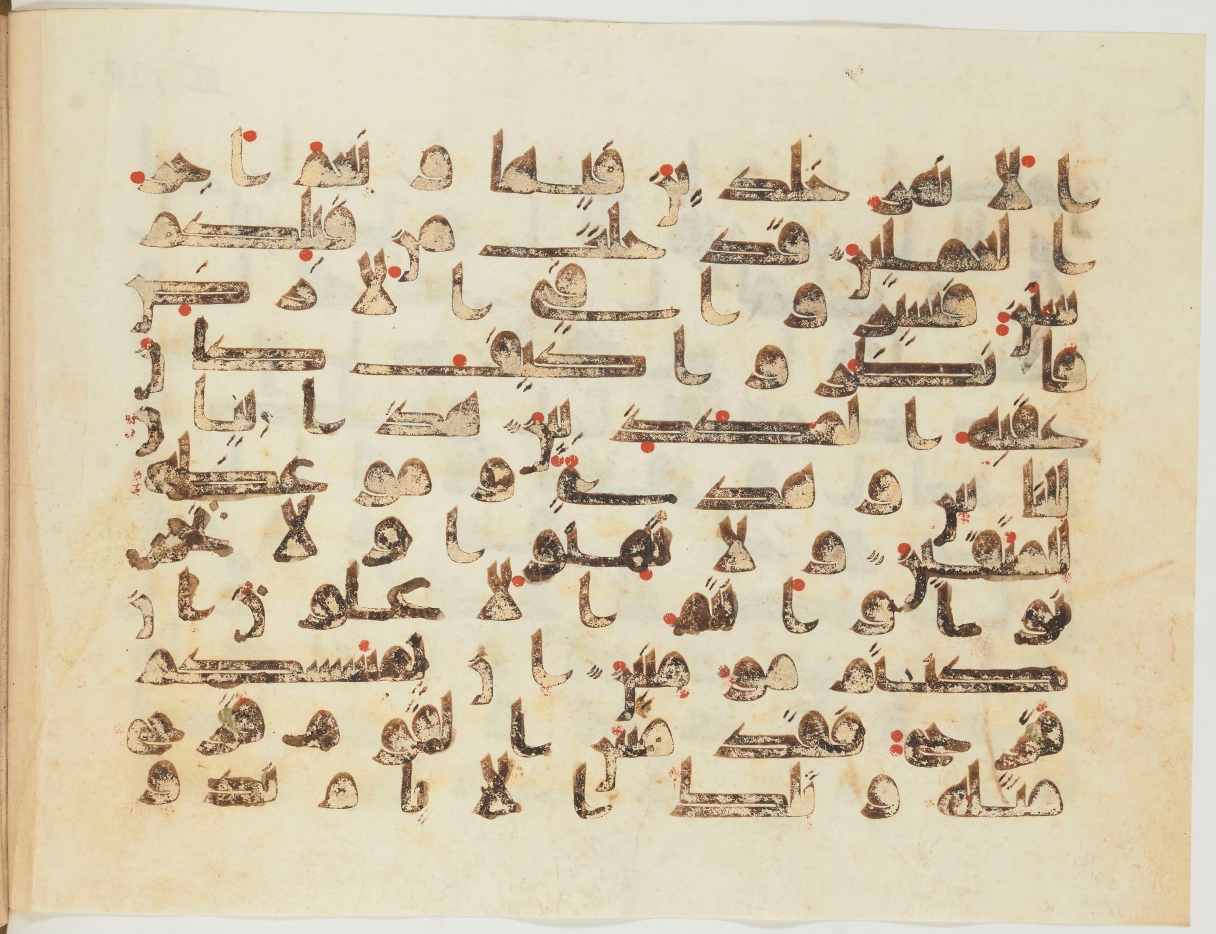 Bibliothèque nationale de France, Arabe 354 (a) (Scan 2), in Kufic D.IV script, showing Surah 3:136 from Mid 8th to Late 10th Century AD found in Fustat (Old Cairo), Egypt, currently housed at Bibliothèque nationale de France, Paris