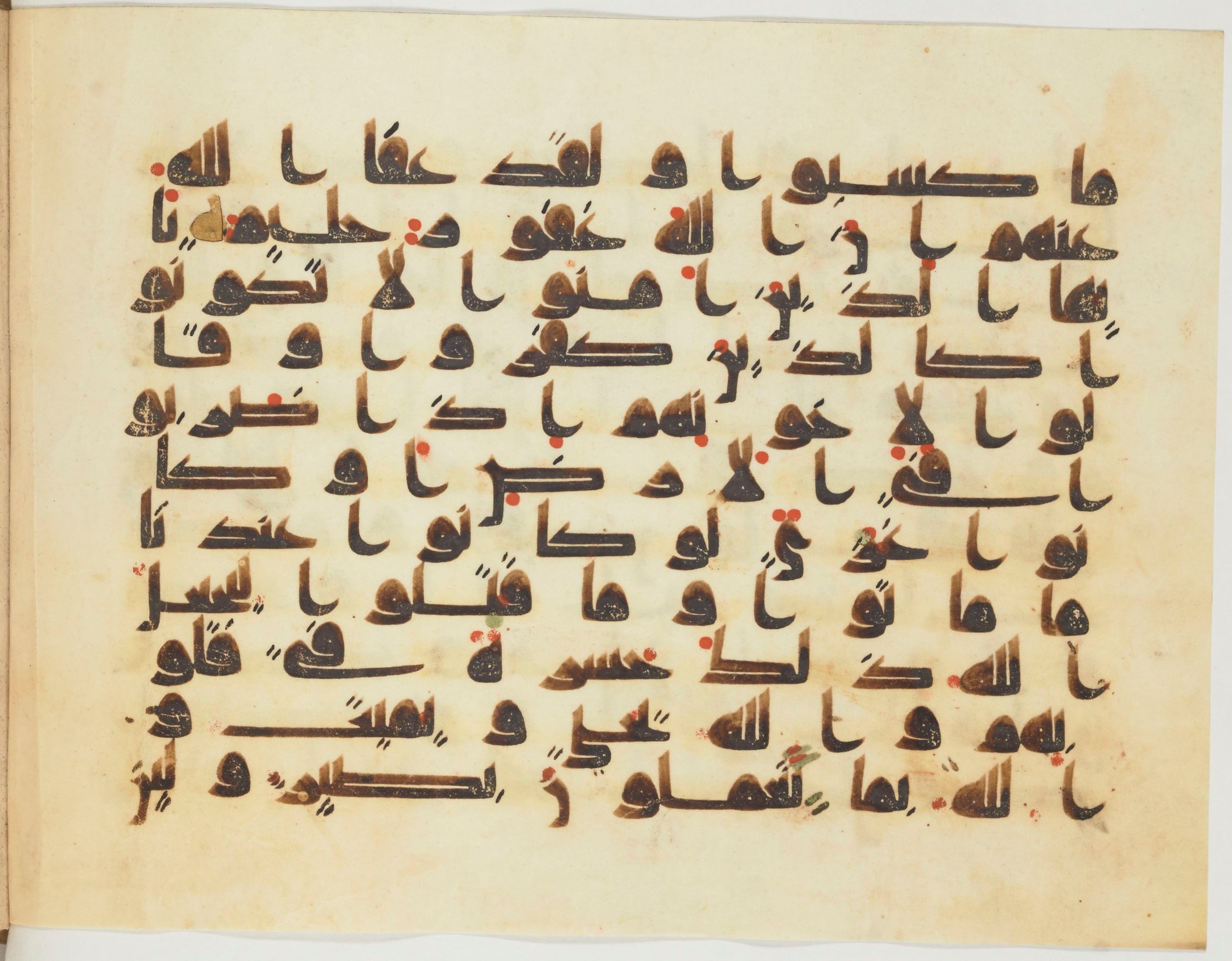 Bibliothèque nationale de France, Arabe 354 (a) (Scan 2), in Kufic D.IV script, showing Surah 3:155 from Mid 8th to Late 10th Century AD found in Fustat (Old Cairo), Egypt, currently housed at Bibliothèque nationale de France, Paris