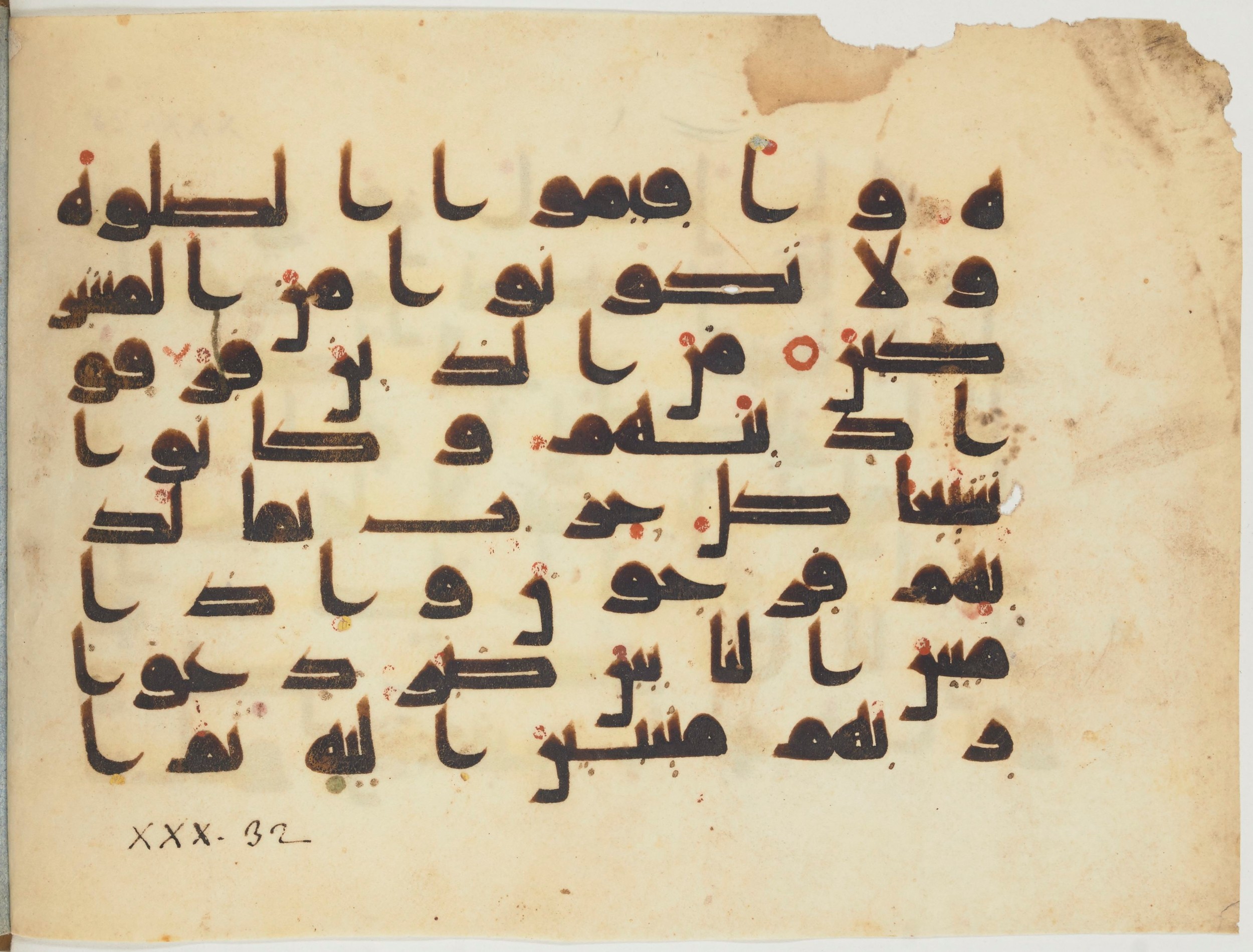 Paris, Bibliothèque nationale de France, Arabe 354 (b), in Kufic D.I script, showing Surah 30:32 from Mid 8th to Late 10th Century AD found in al-Fusṭāṭ (Old Cairo), Egypt, currently housed at Bibliothèque nationale de France, Paris