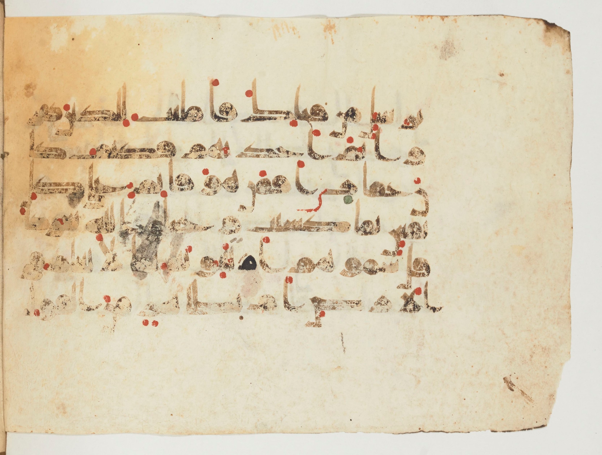 Paris, Bibliothèque nationale de France, Arabe 354 (c) (Scan 1), in Kufic D.Va script, showing Surah 13:33 from Mid 8th to Late 9th Century AD found in Fustat (Old Cairo), Egypt, currently housed at Bibliothèque nationale de France, Paris