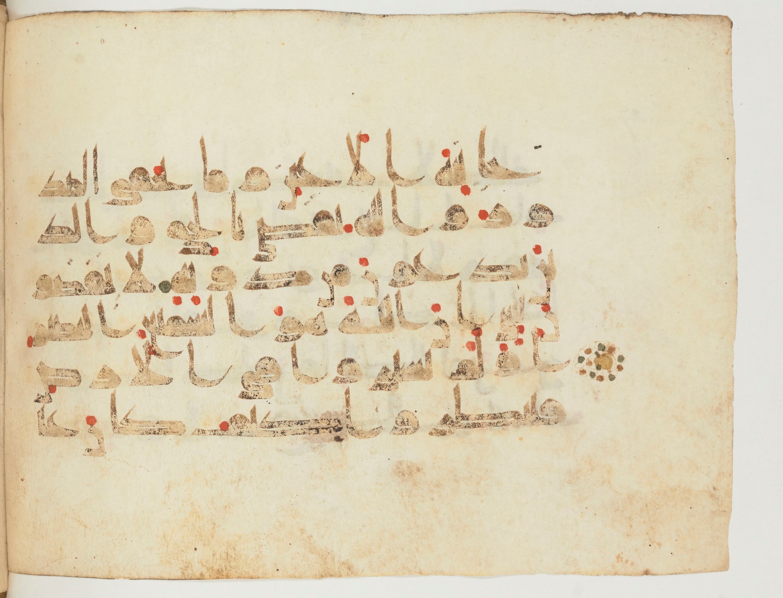 Paris, Bibliothèque nationale de France, Arabe 354 (c) (Scan 1), in Kufic D.Va script, showing Surah 40:21 from Mid 8th to Late 9th Century AD found in Fustat (Old Cairo), Egypt, currently housed at Bibliothèque nationale de France, Paris
