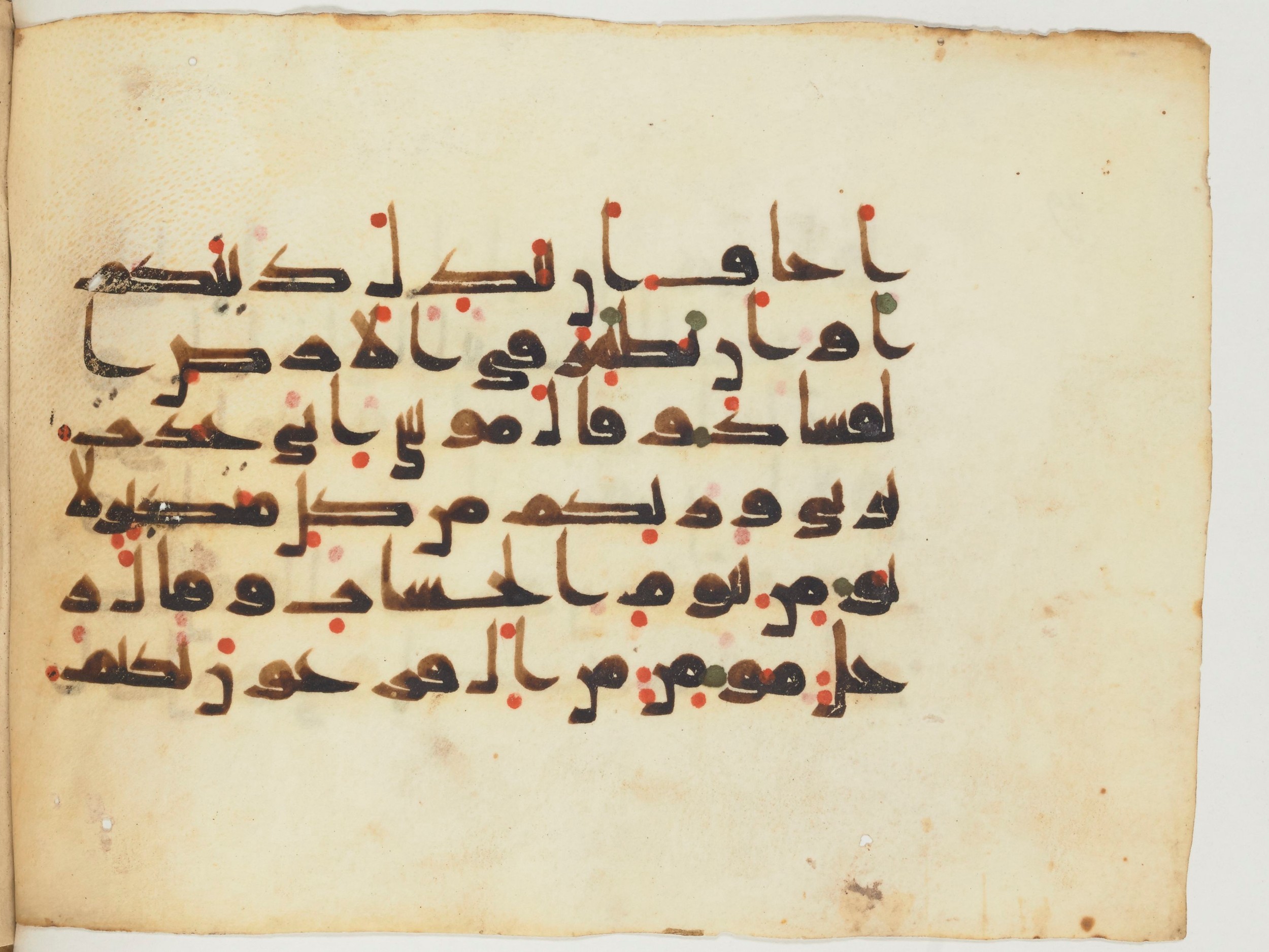 Paris, Bibliothèque nationale de France, Arabe 354 (c) (Scan 1), in Kufic D.Va script, showing Surah 40:28 from Mid 8th to Late 9th Century AD found in Fustat (Old Cairo), Egypt, currently housed at Bibliothèque nationale de France, Paris