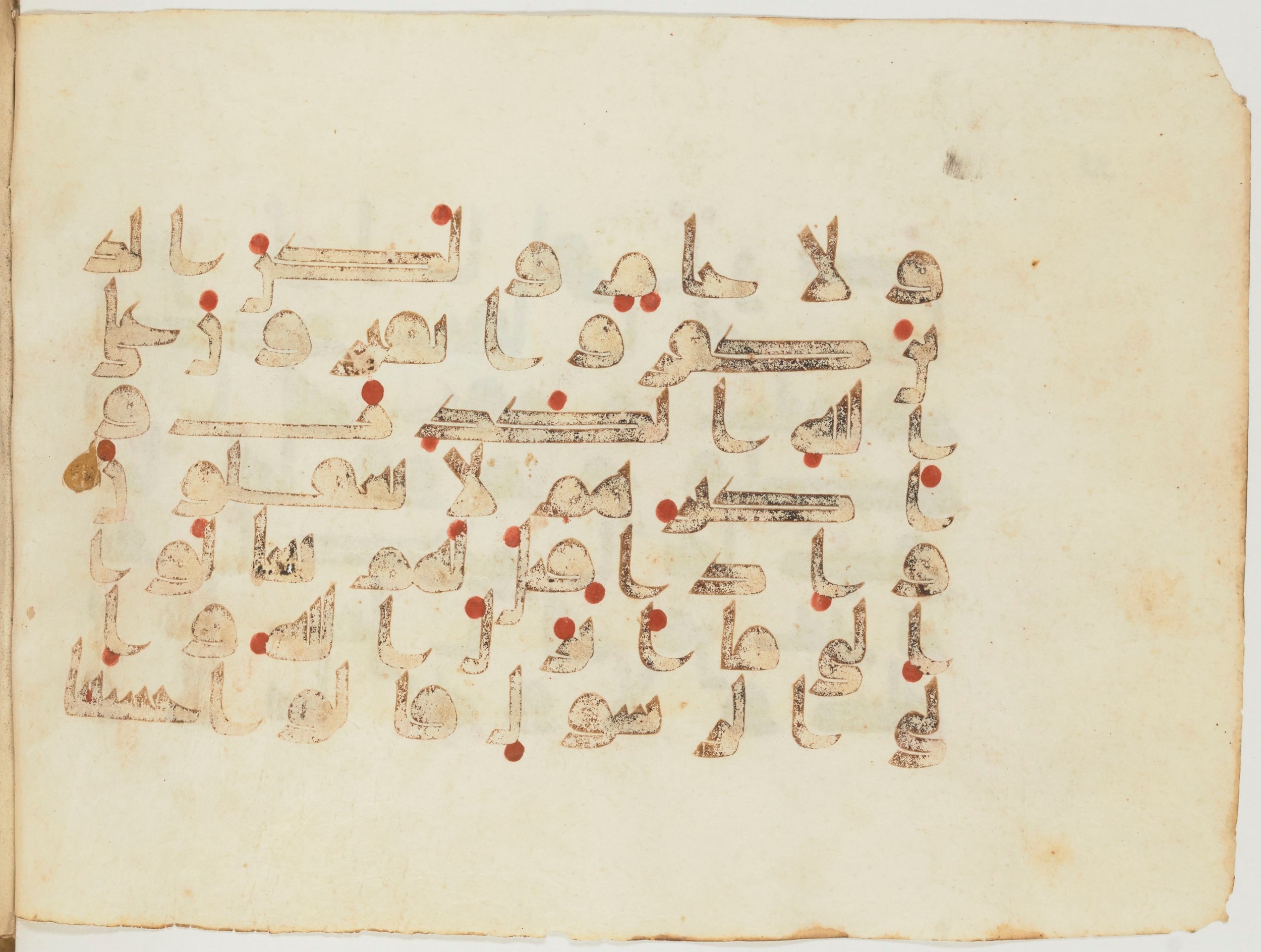 Paris, Bibliothèque nationale de France, Arabe 354 (d) (Scan 2), in Kufic D.I script, showing Surah 5:103 from Mid 8th to Late 10th Century AD found in Fustat (Old Cairo), Egypt, currently housed at Bibliothèque nationale de France, Paris