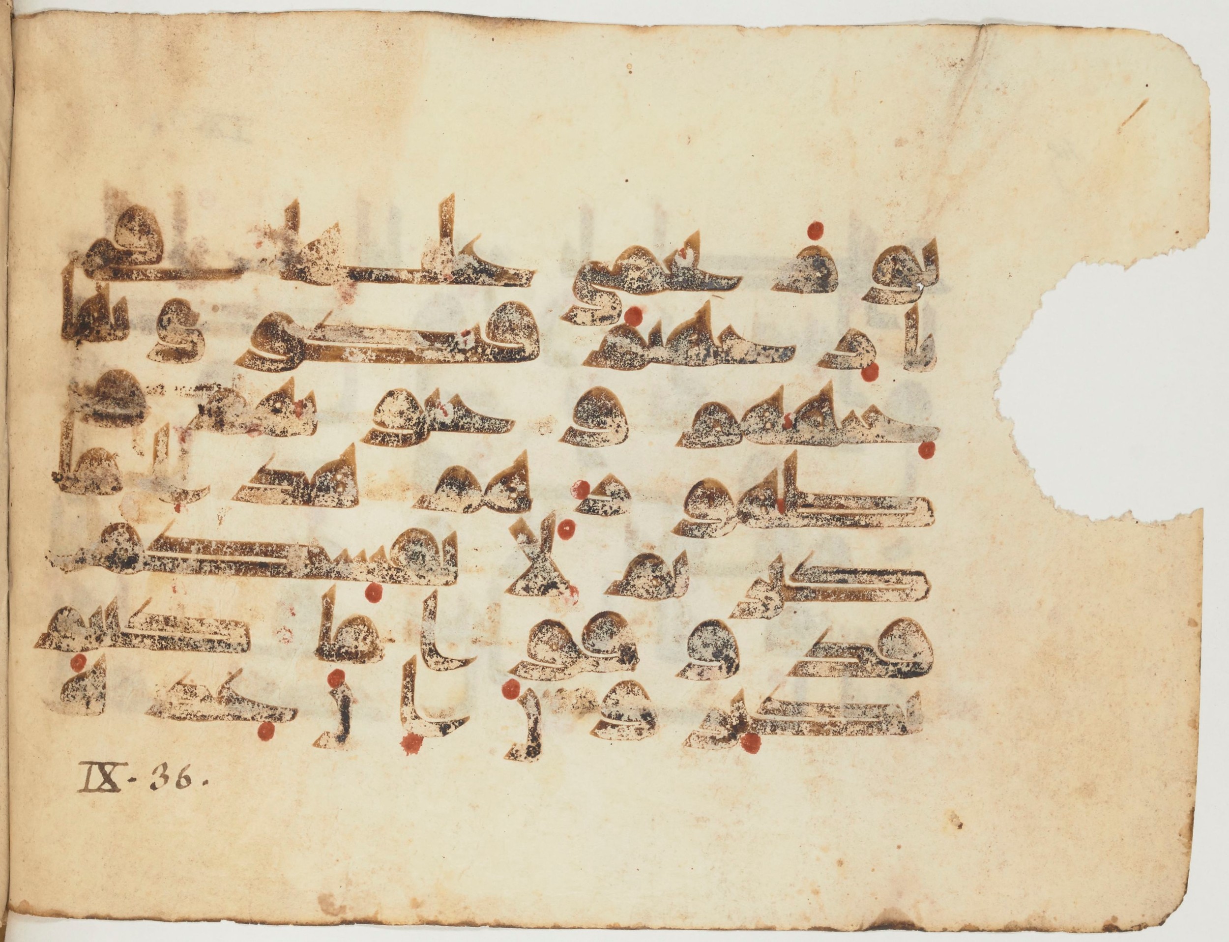 Paris, Bibliothèque nationale de France, Arabe 354 (d), in Kufic D.I script, showing Surah 9:35 from Mid 8th to Late 10th Century AD found in Fustat (Old Cairo), Egypt, currently housed at Bibliothèque nationale de France, Paris