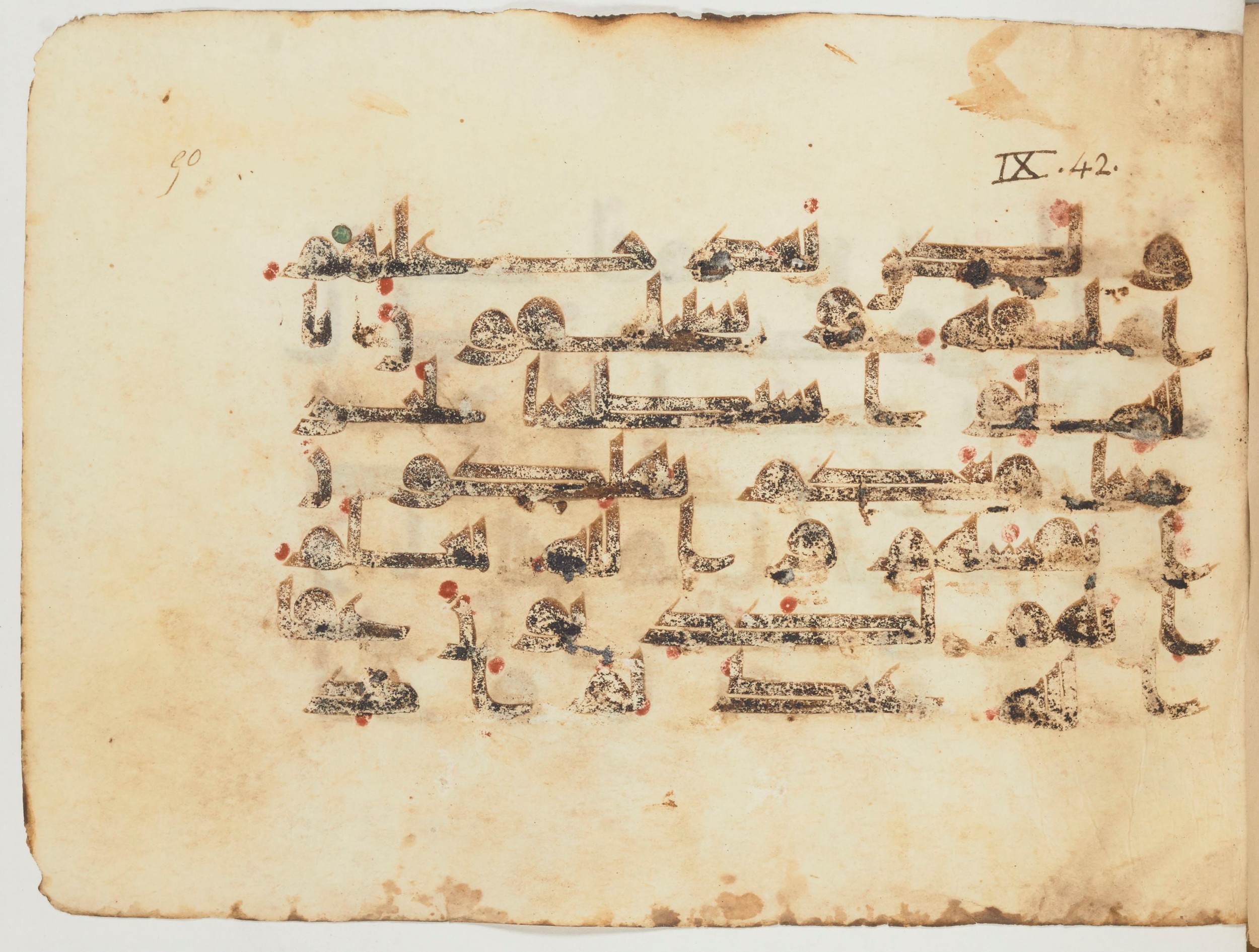 Paris, Bibliothèque nationale de France, Arabe 354 (d) (Scan 1), in Kufic D.I script, showing Surah 9:43 from Mid 8th to Late 10th Century AD found in Fustat (Old Cairo), Egypt, currently housed at Bibliothèque nationale de France, Paris