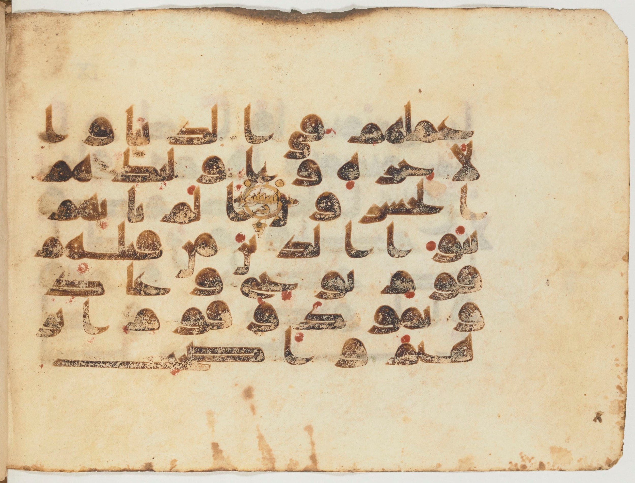 Paris, Bibliothèque nationale de France, Arabe 354 (d) (Scan 3), in Kufic D.I script, showing Surah 9:69 from Mid 8th to Late 10th Century AD found in Fustat (Old Cairo), Egypt, currently housed at Bibliothèque nationale de France, Paris