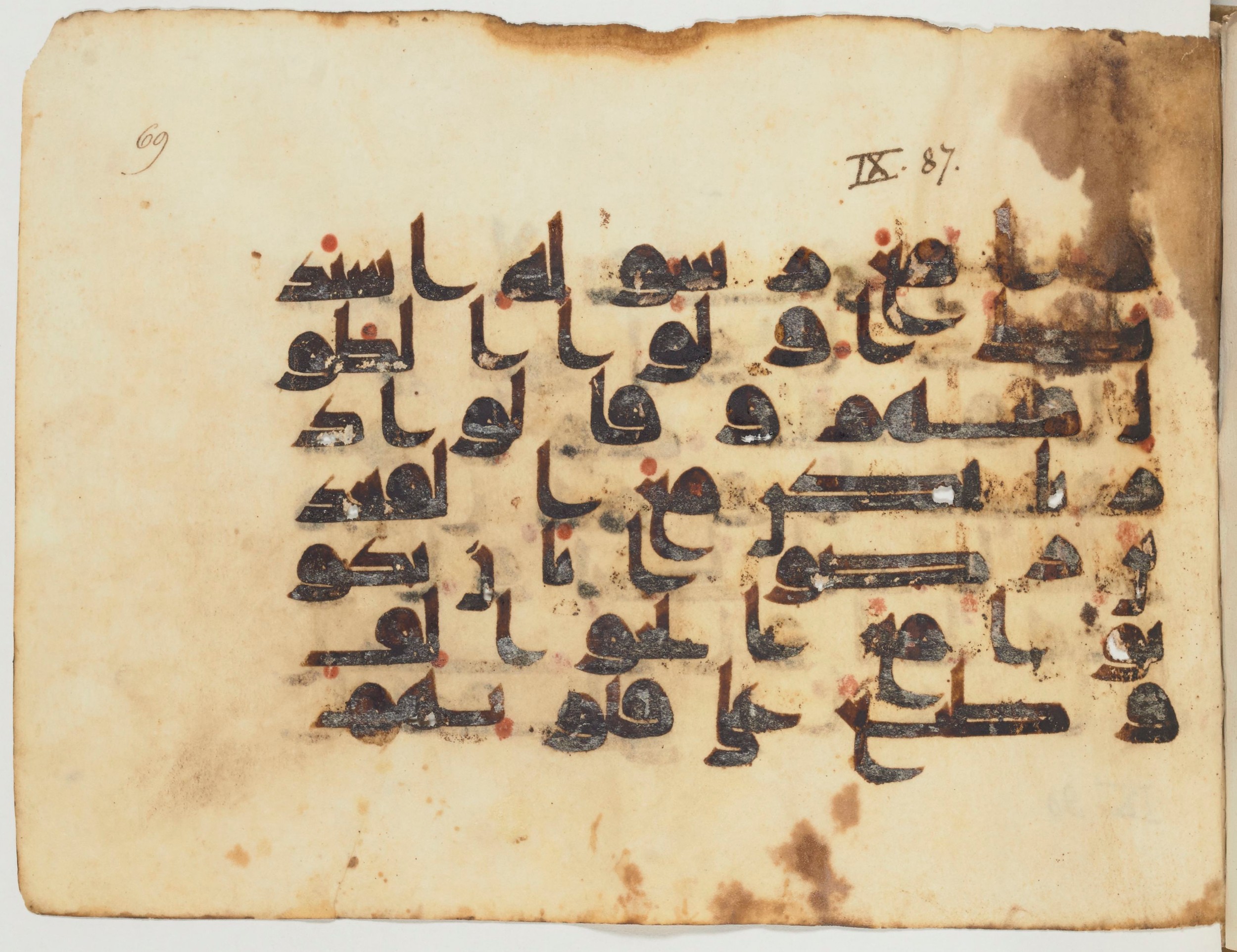 Paris, Bibliothèque nationale de France, Arabe 354 (d) (Scan 1), in Kufic D.I script, showing Surah 9:87 from Mid 8th to Late 10th Century AD found in Fustat (Old Cairo), Egypt, currently housed at Bibliothèque nationale de France, Paris