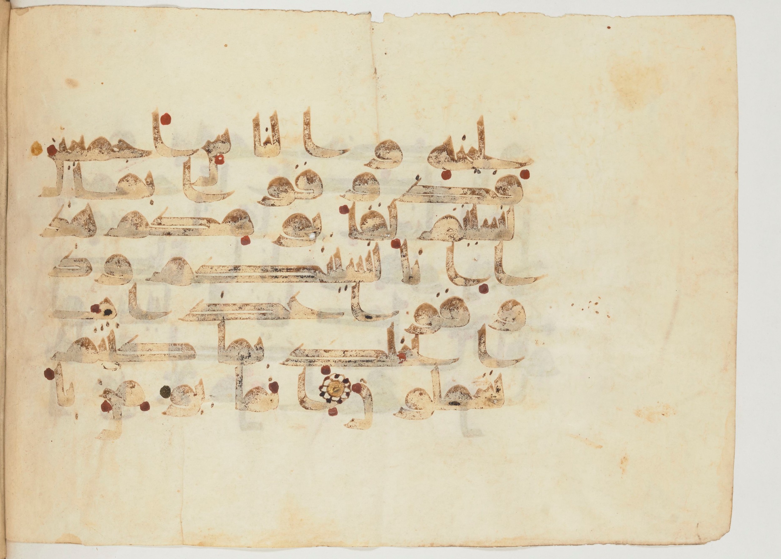 Paris, Bibliothèque nationale de France, Arabe 355 (a), in D I / D III script, showing Surah 32:14 from Mid-8th to 10th Century AD found in Fustat (Old Cairo), Egypt, currently housed at Bibliothèque nationale de France, Paris