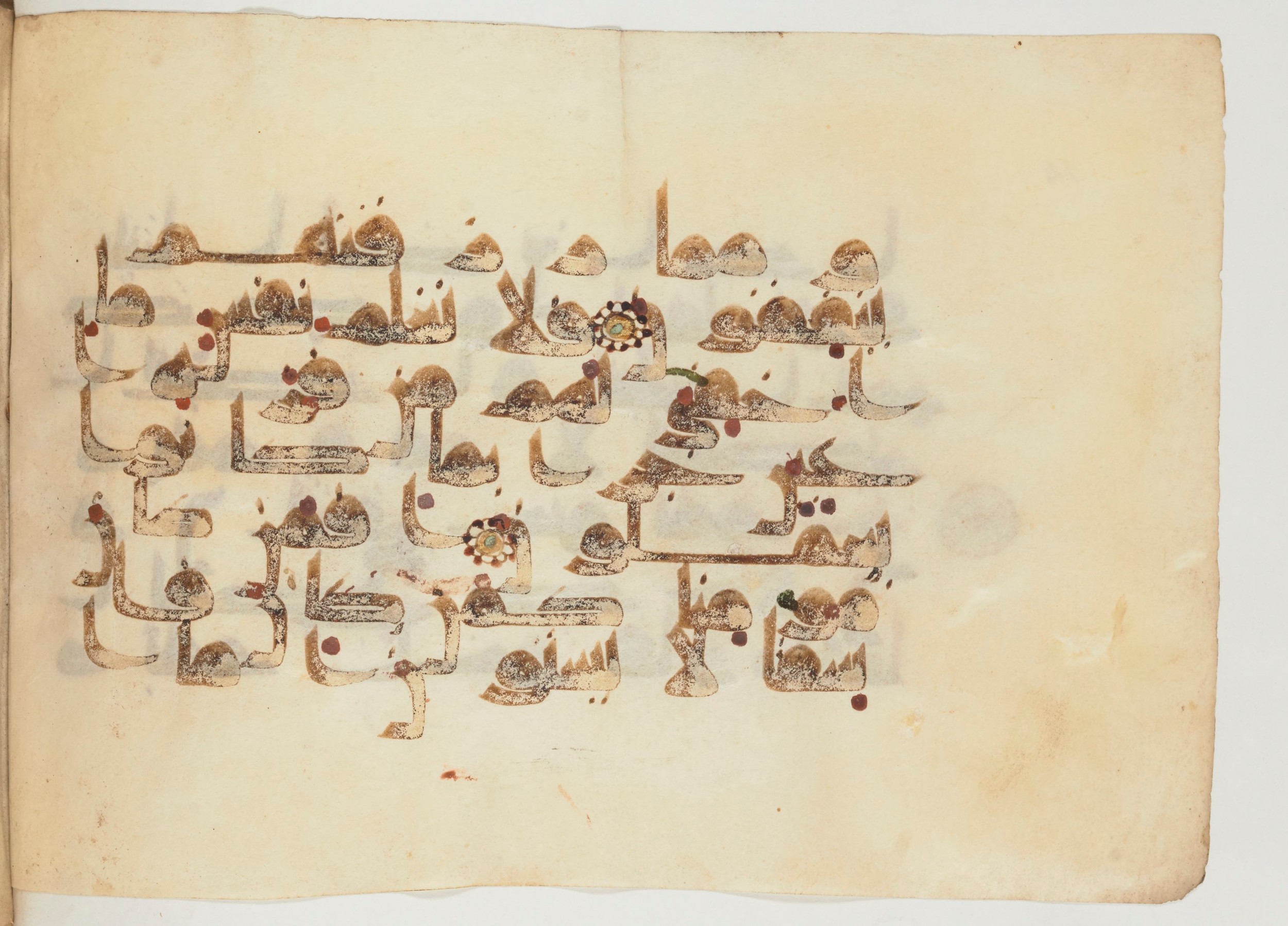 Paris, Bibliothèque nationale de France, Arabe 355 (a), in D I / D III script, showing Surah 32:18 from Mid-8th to 10th Century AD found in Fustat (Old Cairo), Egypt, currently housed at Bibliothèque nationale de France, Paris