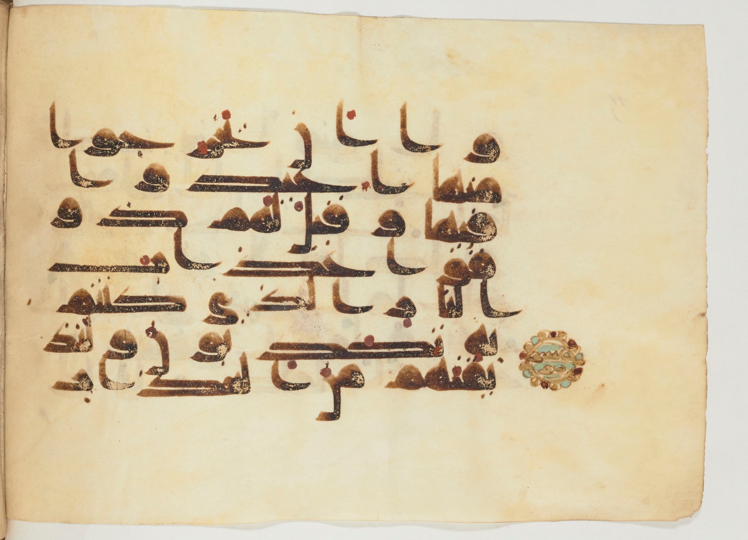 Paris, Bibliothèque nationale de France, Arabe 355 (a) (Scan 2), in D I / D III script, showing Surah 32:20 from Mid-8th to 10th Century AD found in Fustat (Old Cairo), Egypt, currently housed at Bibliothèque nationale de France, Paris
